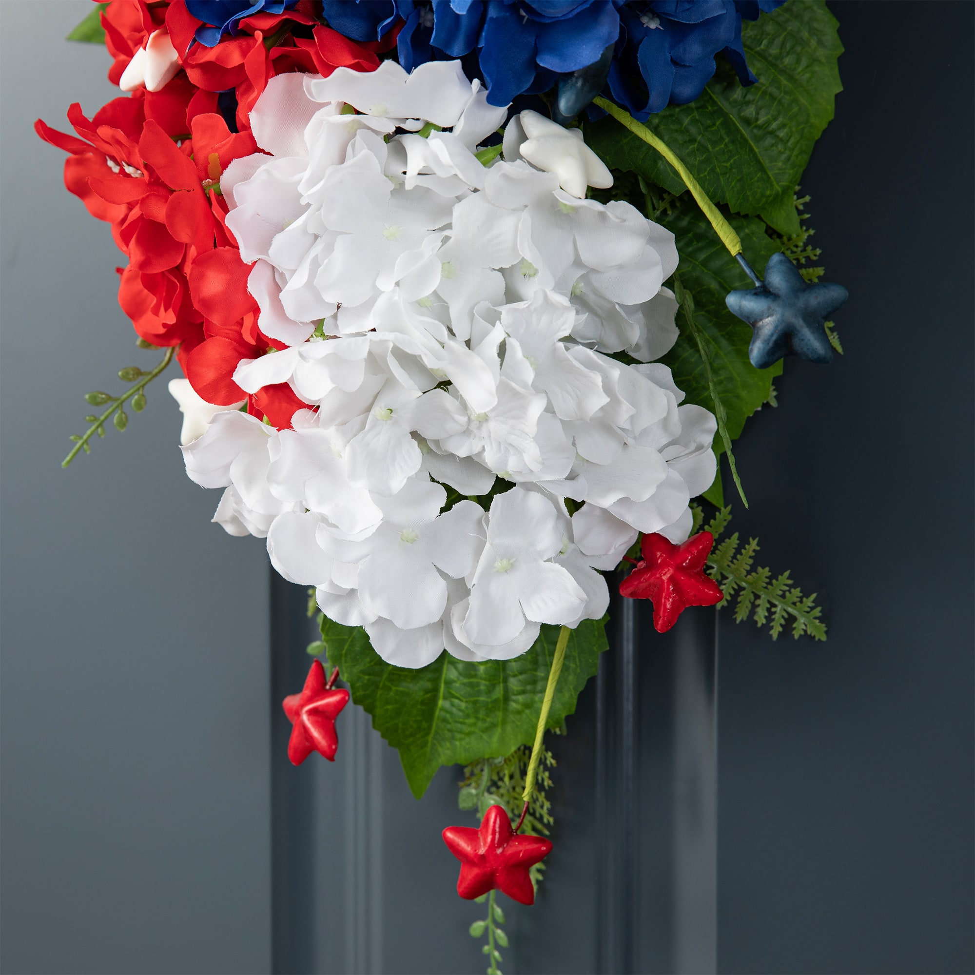 Glitzhome&#xAE; 22.5&#x22; Patriotic Americana Metal Top Hat &#x26; Hydrangea Swag Wall D&#xE9;cor