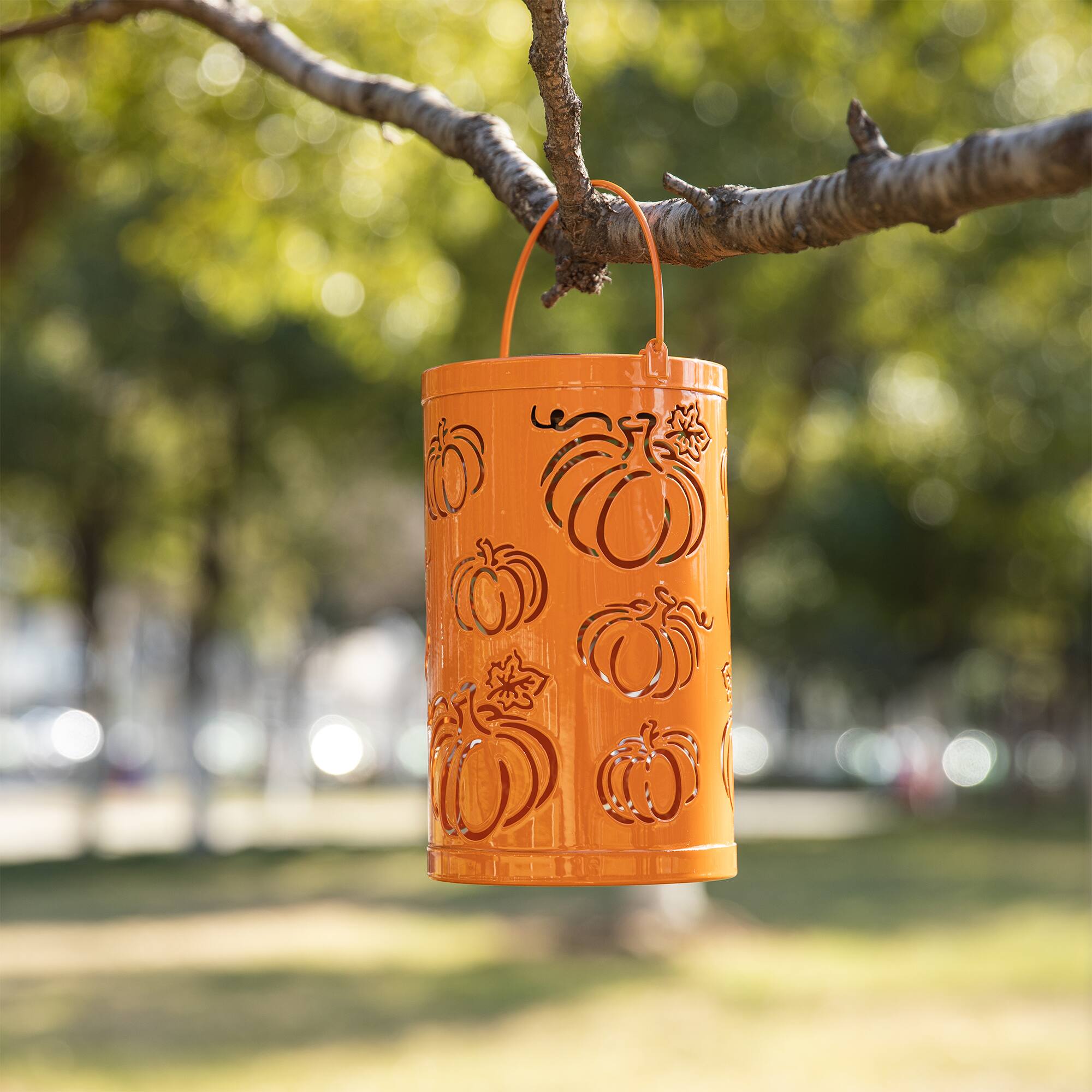 Glitzhome&#xAE; 10.75&#x22; Fall Metal Pumpkin Solar Powered LED Lantern