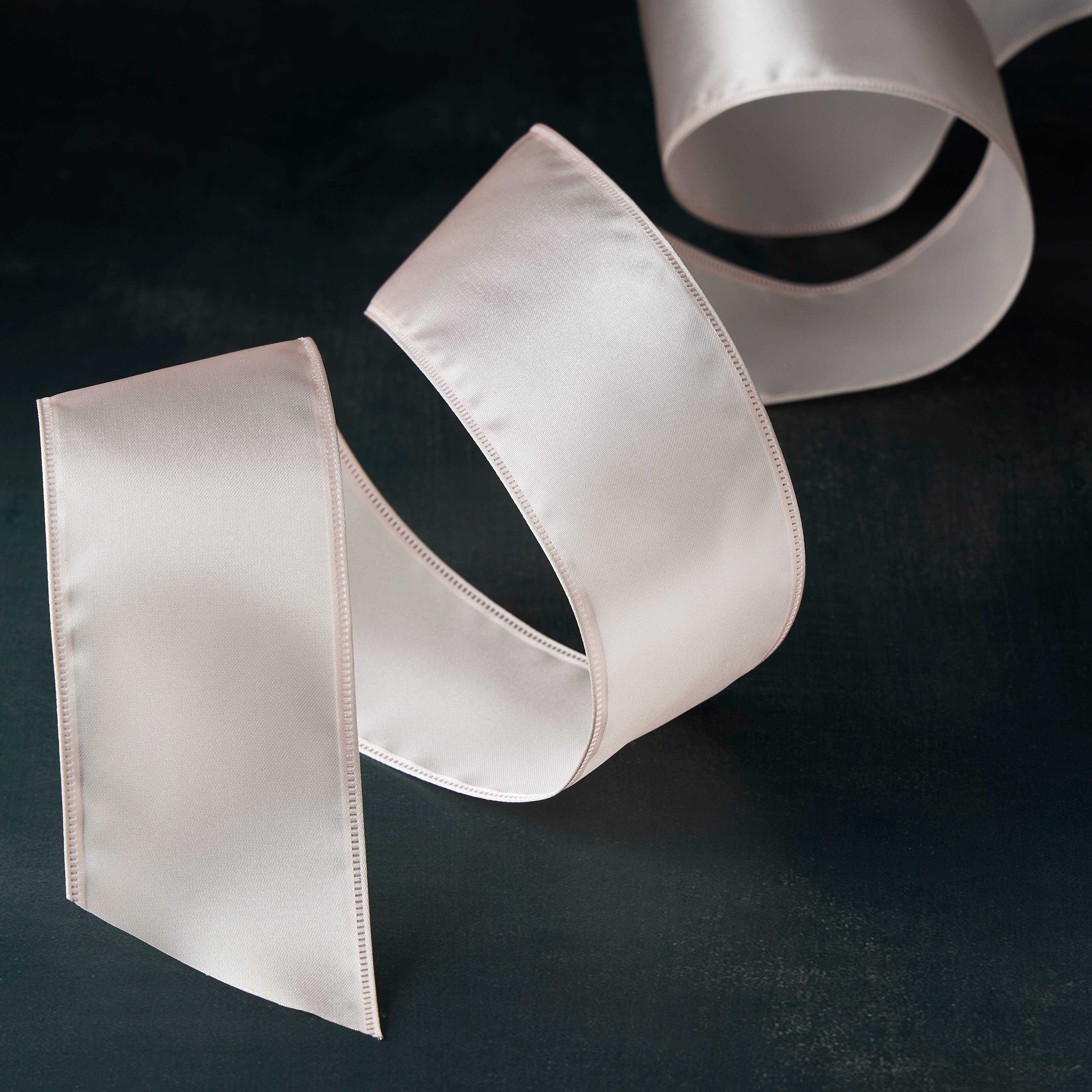 Ruban de satin de 6,3 cm x 9,1 m avec fil de fer de Celebrate It, spécialité