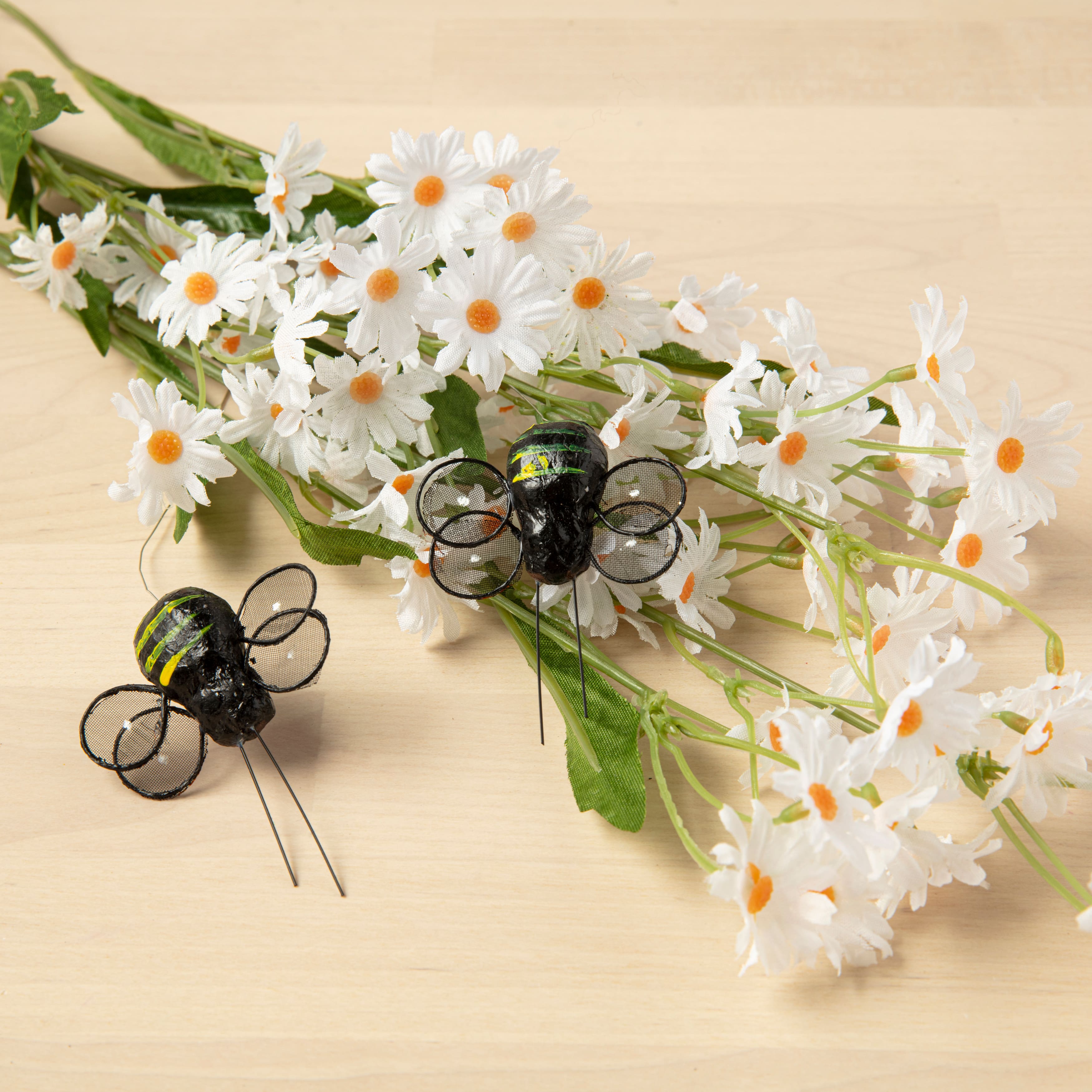 Cute Accessories: Daisies and the Bee