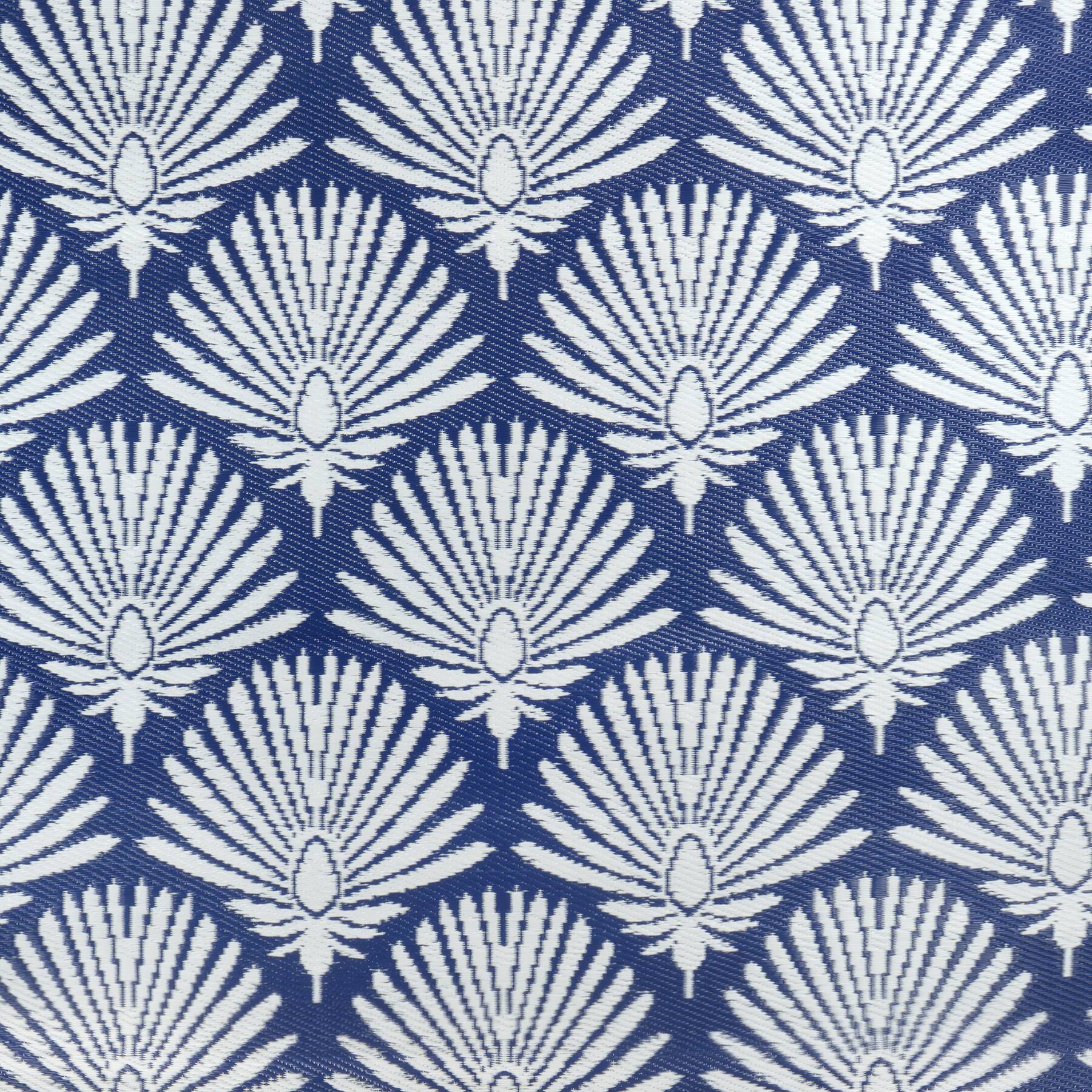 Tapis d&#x27;ext&#xE9;rieur avec imprim&#xE9;s palmiers bleus et blancs d&#x2019;Ashland