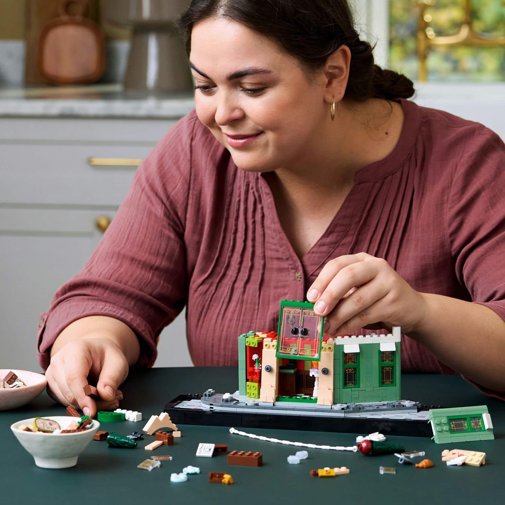 LEGO&#xAE; Icons French Caf&#xE9; Paris Bookshelf Decor 10362