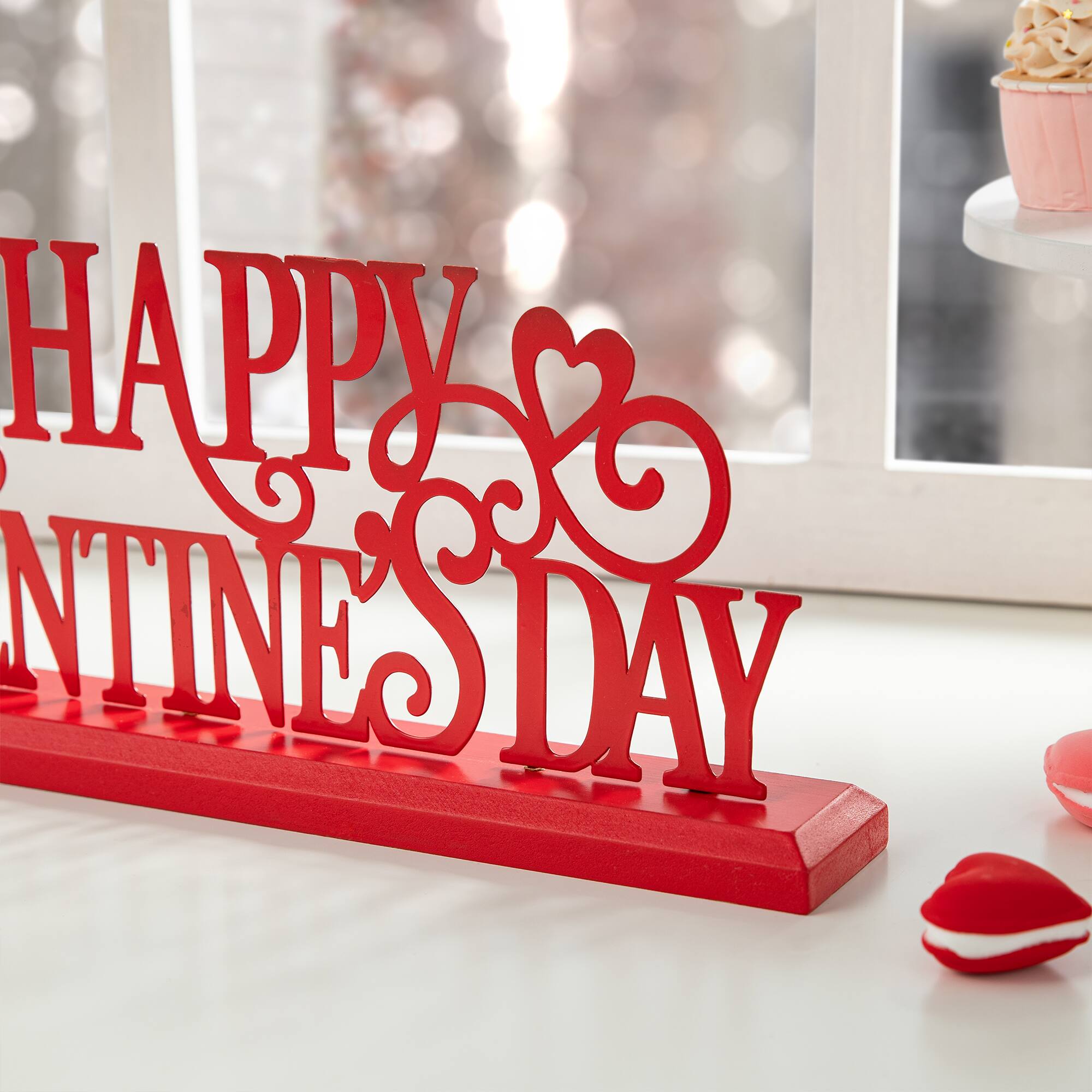 Glitzhome&#xAE; 16&#x22; Wooden &#x26; Metal Happy Valentine&#x27;s Day Table D&#xE9;cor
