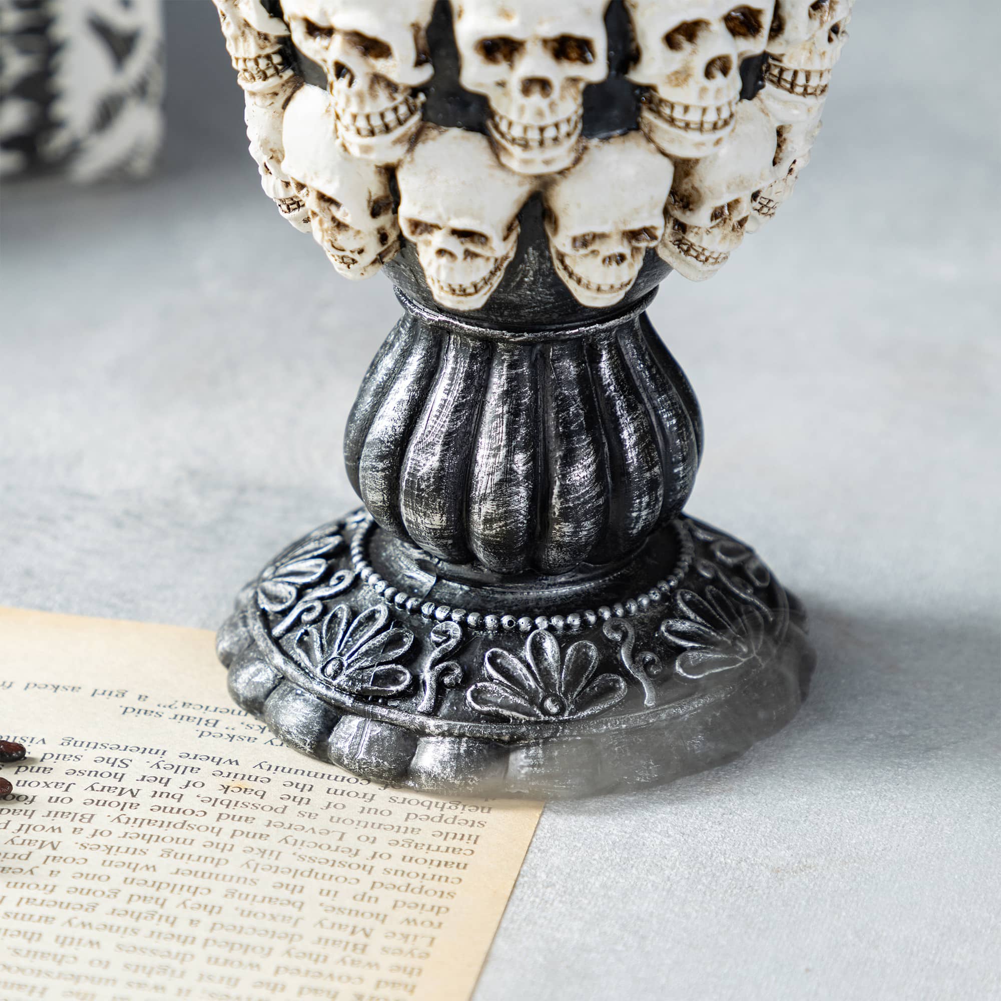 Glitzhome&#xAE; 100mm 7.25&#x22;H Halloween Resin Stacked Skull Waterglobe