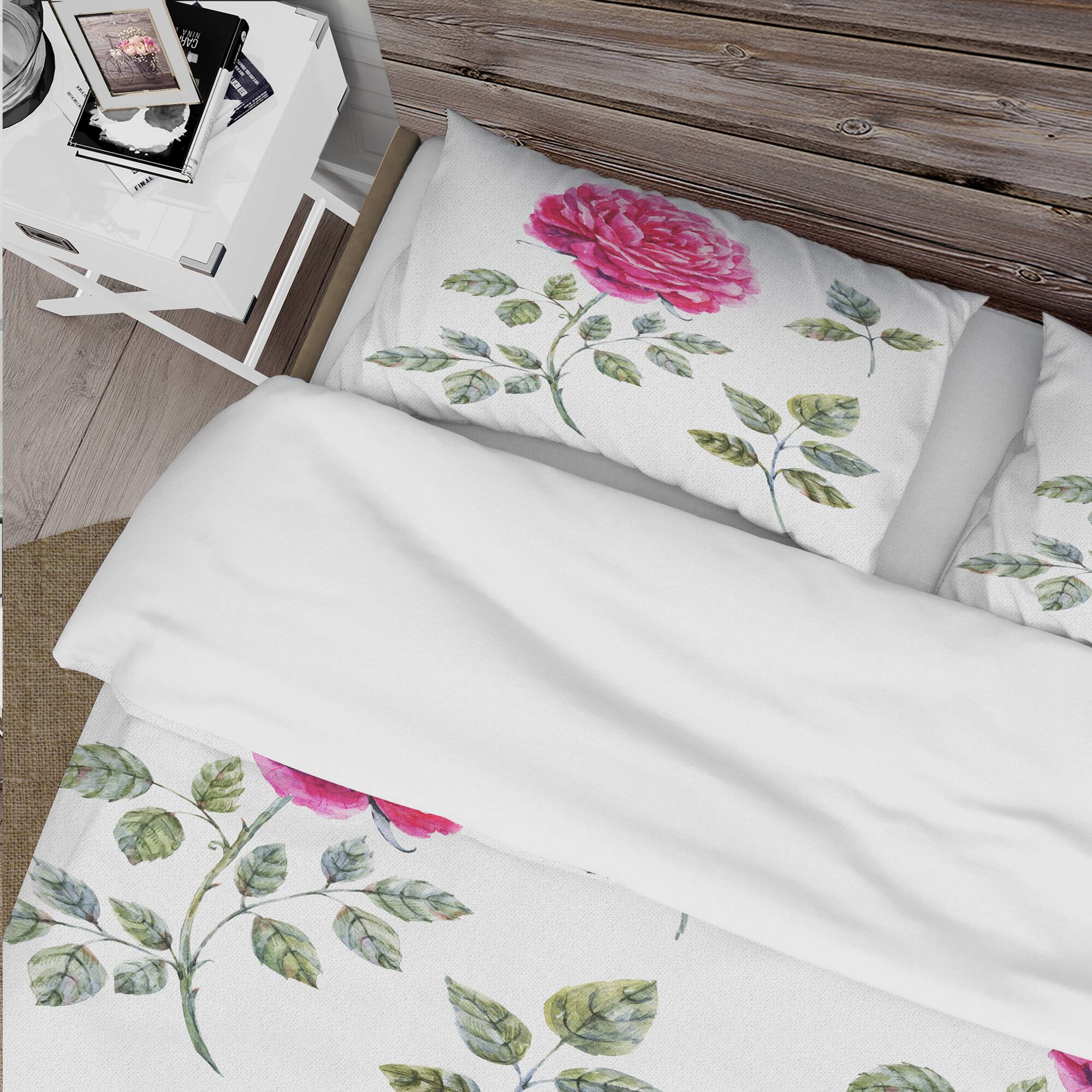 Designart &#x27;Beautiful Red Rose&#x27; Cabin &#x26; Lodge Bedding Set - Duvet Cover &#x26; Shams