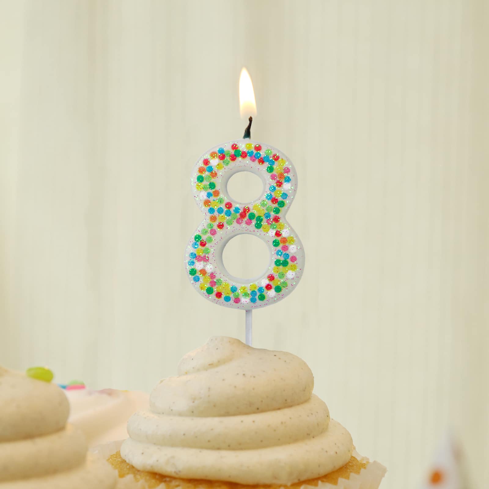 Bougie d’anniversaire en forme de chiffre avec confettis de Celebrate It