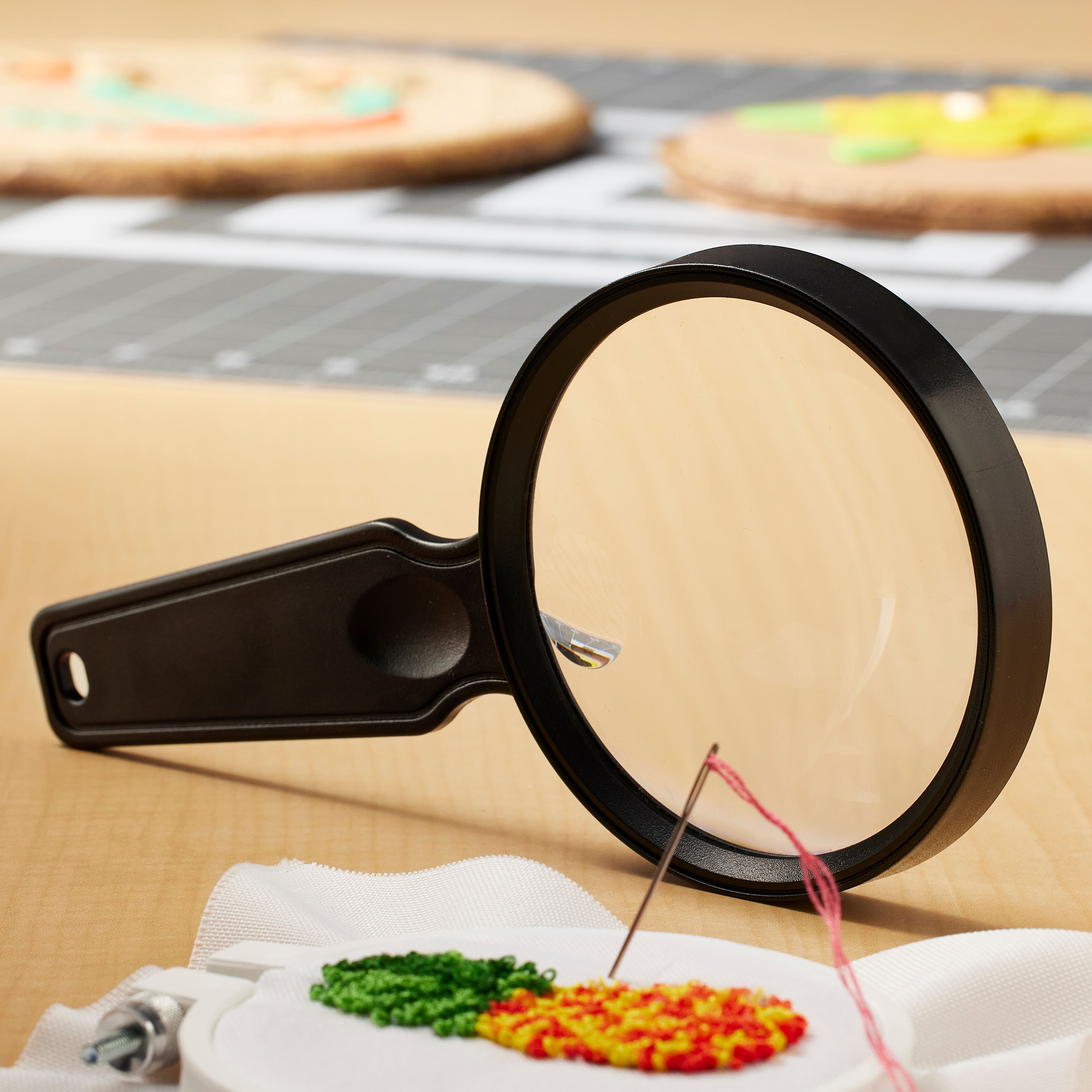 Loupe à main à lentille bifocale à grossissement de 2x à 4,5x de Loops & Threads