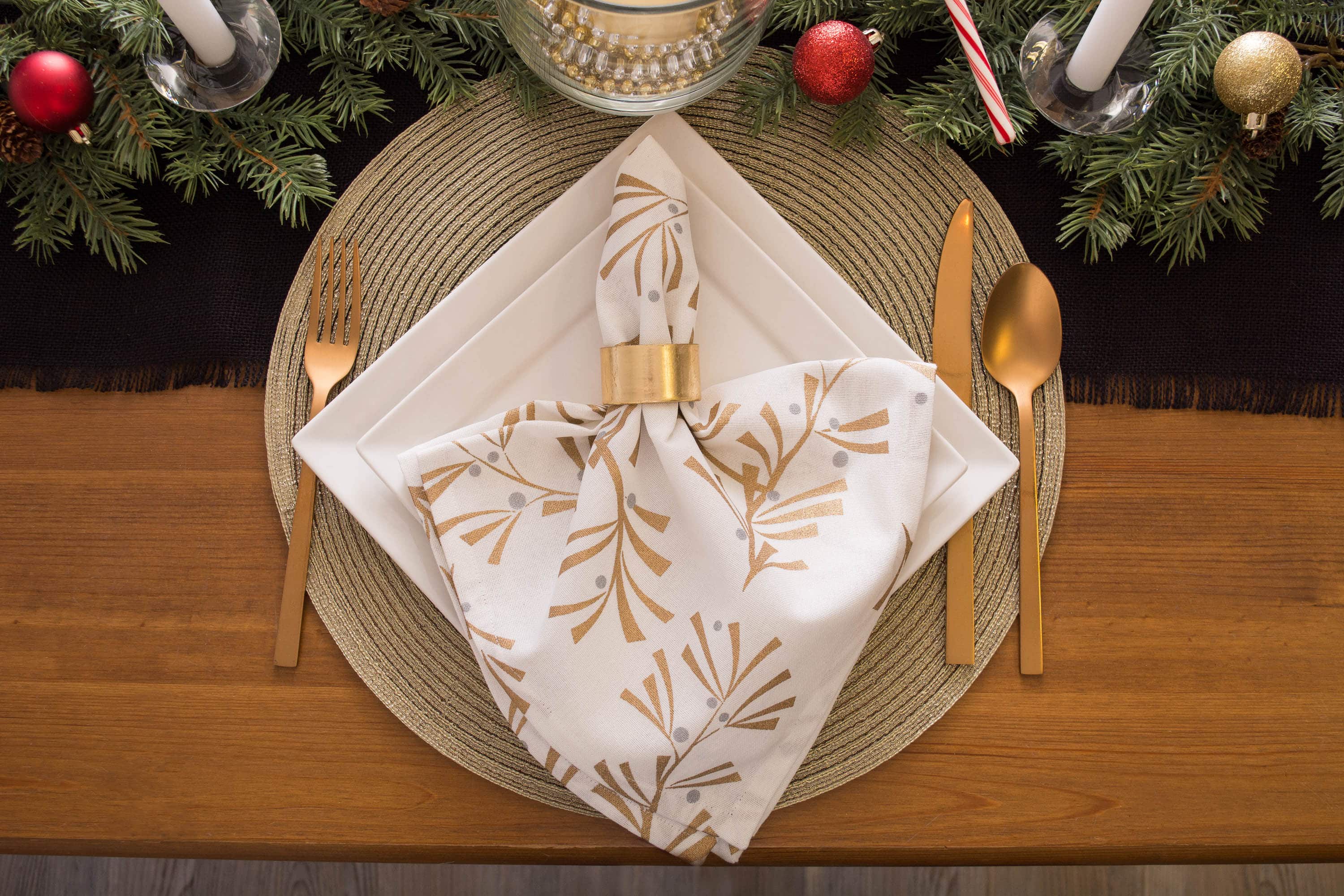 DII® Metallic Gold Round Polypropylene Woven Placemat (Set of 4)