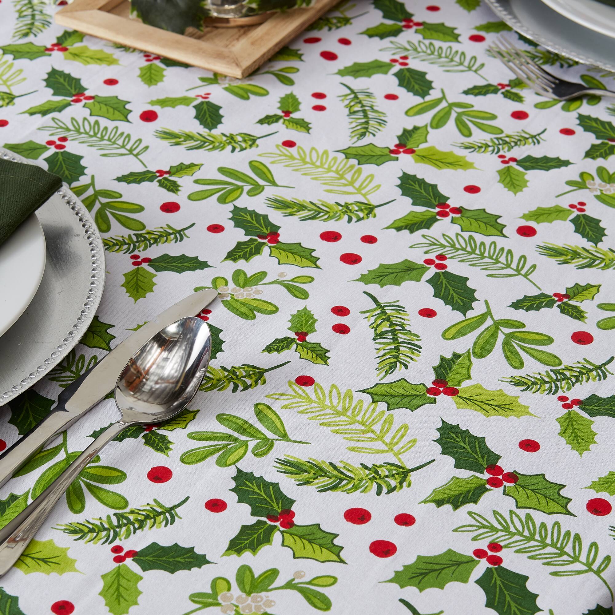 DII&#xAE; 52&#x22; Boughs of Holly Print Tablecloth