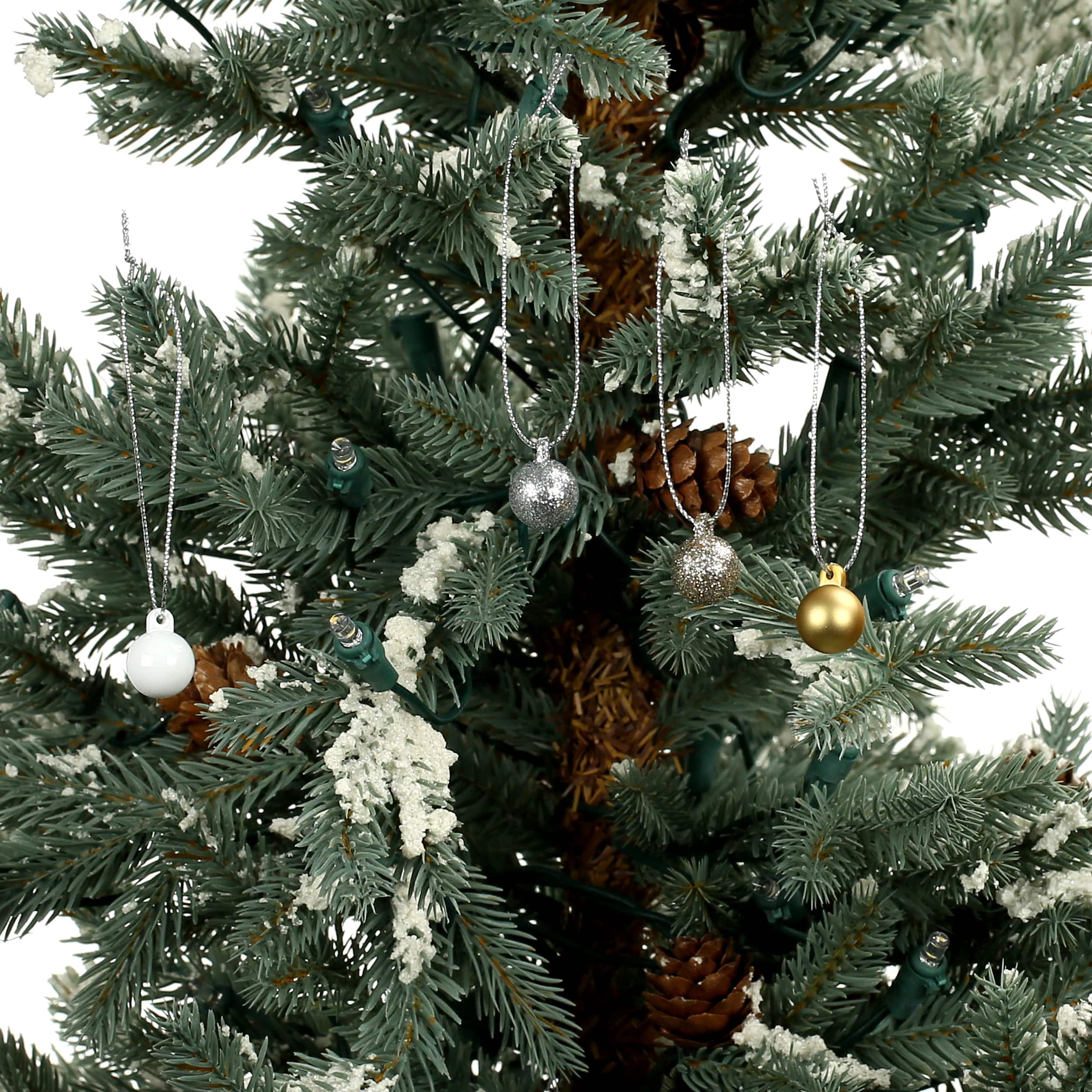 Mini boules de Noël blanches, argentées et dorées de 15 mm d’Ashland, 16 unités