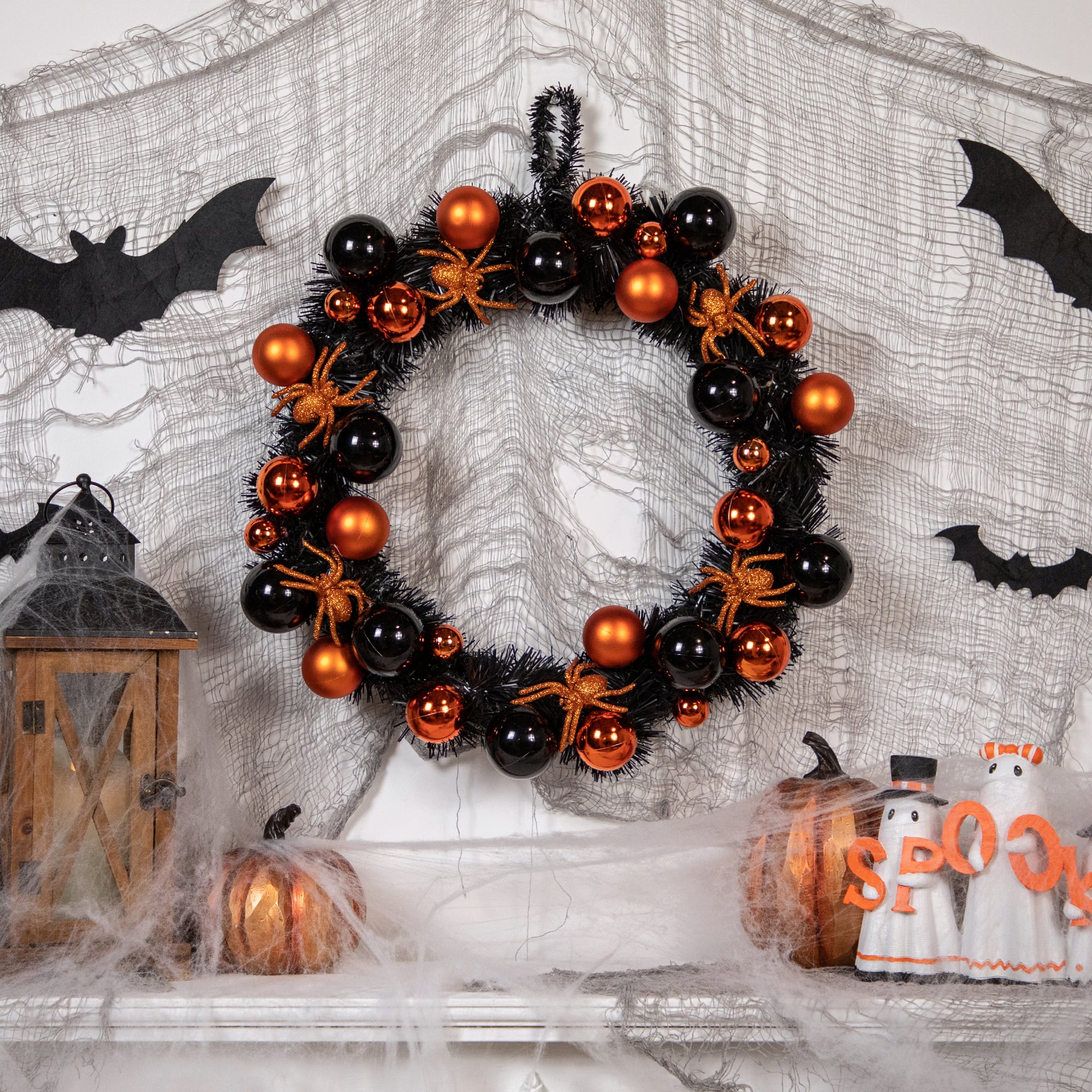 18&#x27;&#x27; Unlit Orange Spiders and Ornaments Halloween Wreath