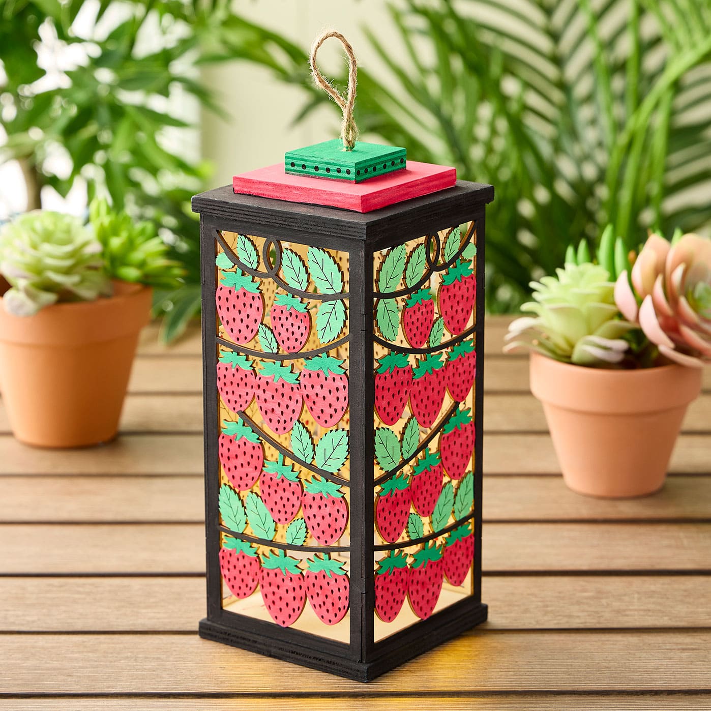 Lanterne en bois décorée de motif de fraise