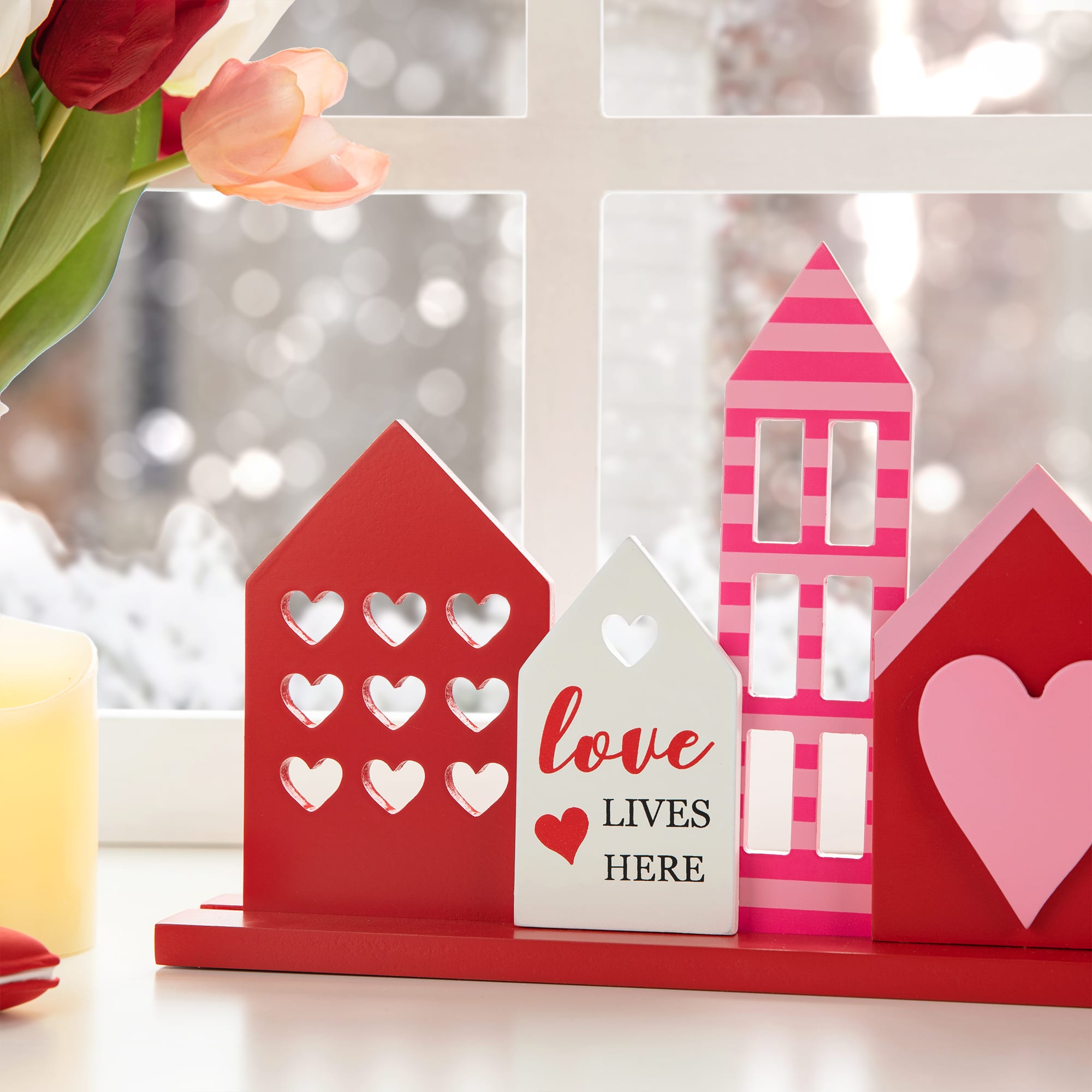 Glitzhome&#xAE; 16&#x22; Valentine&#x27;s House Wooden Table Decor