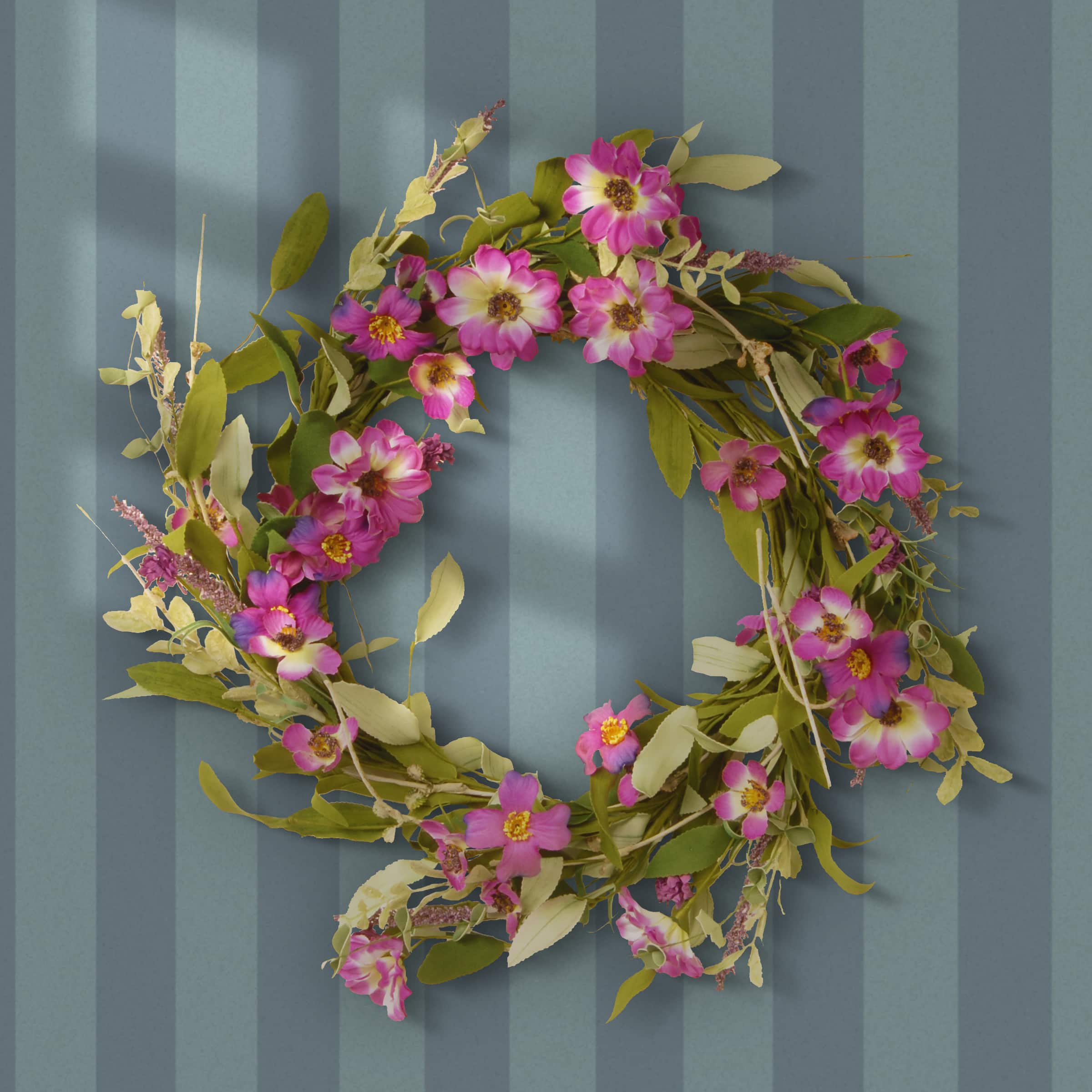 20&#x22; Garden Accents Purple Daisy Wreath