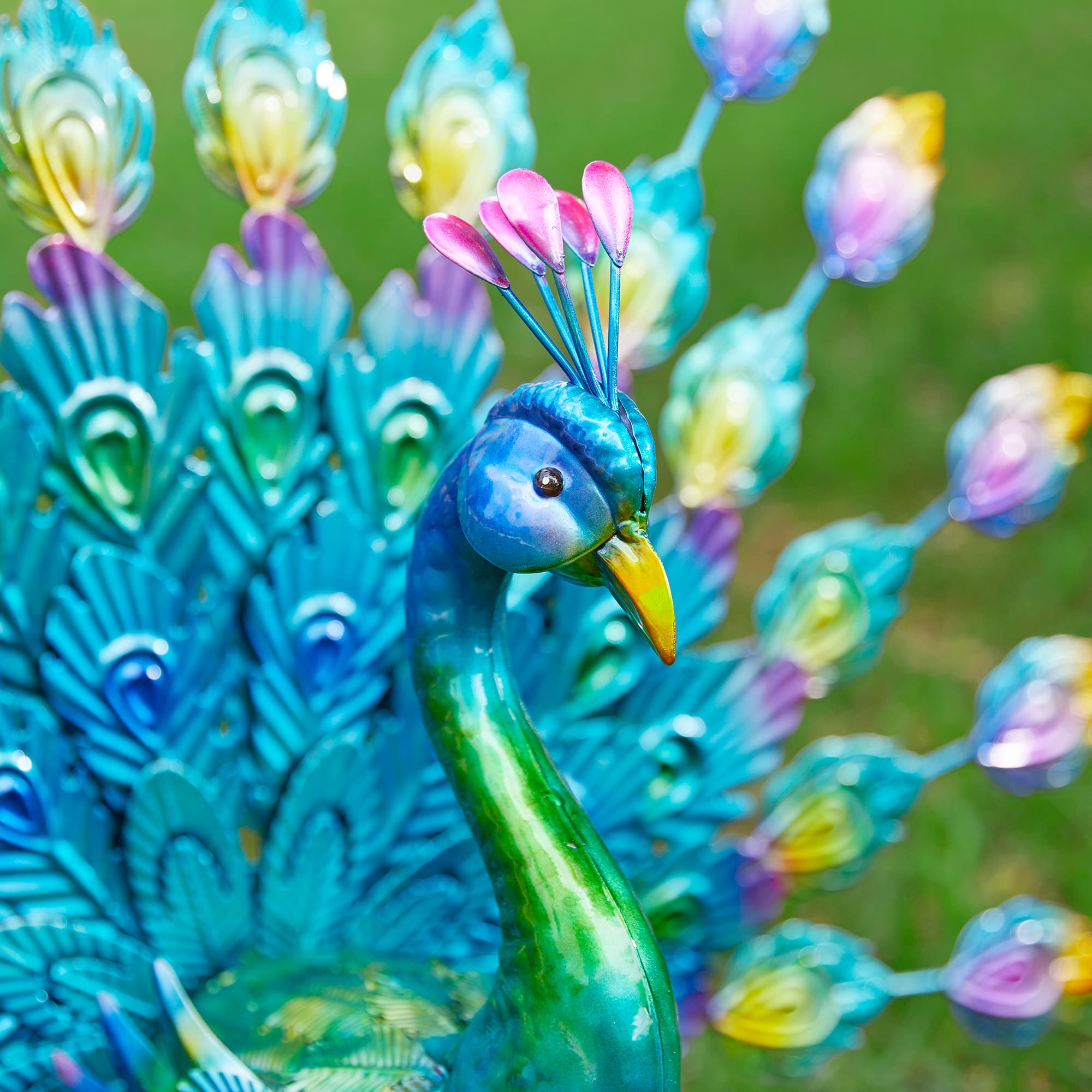 Glitzhome&#xAE; 28.75&#x22; Metal Tail Spread Peacock Garden Statue with Stakes