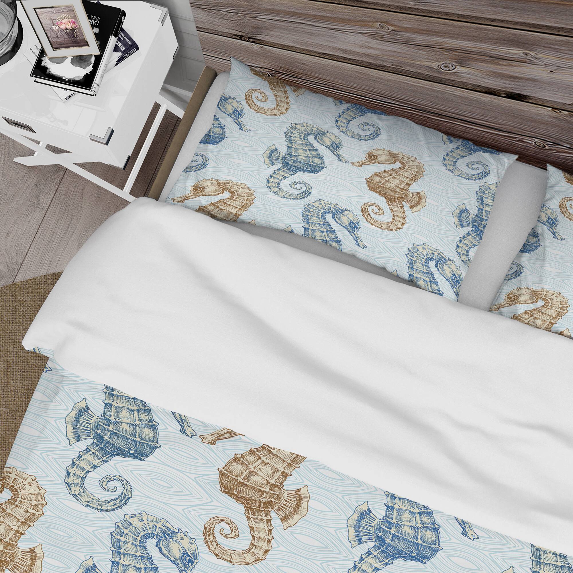 Designart &#x27;Sea horse couple in deep sea&#x27; Coastal Bedding Set - Duvet Cover &#x26; Shams