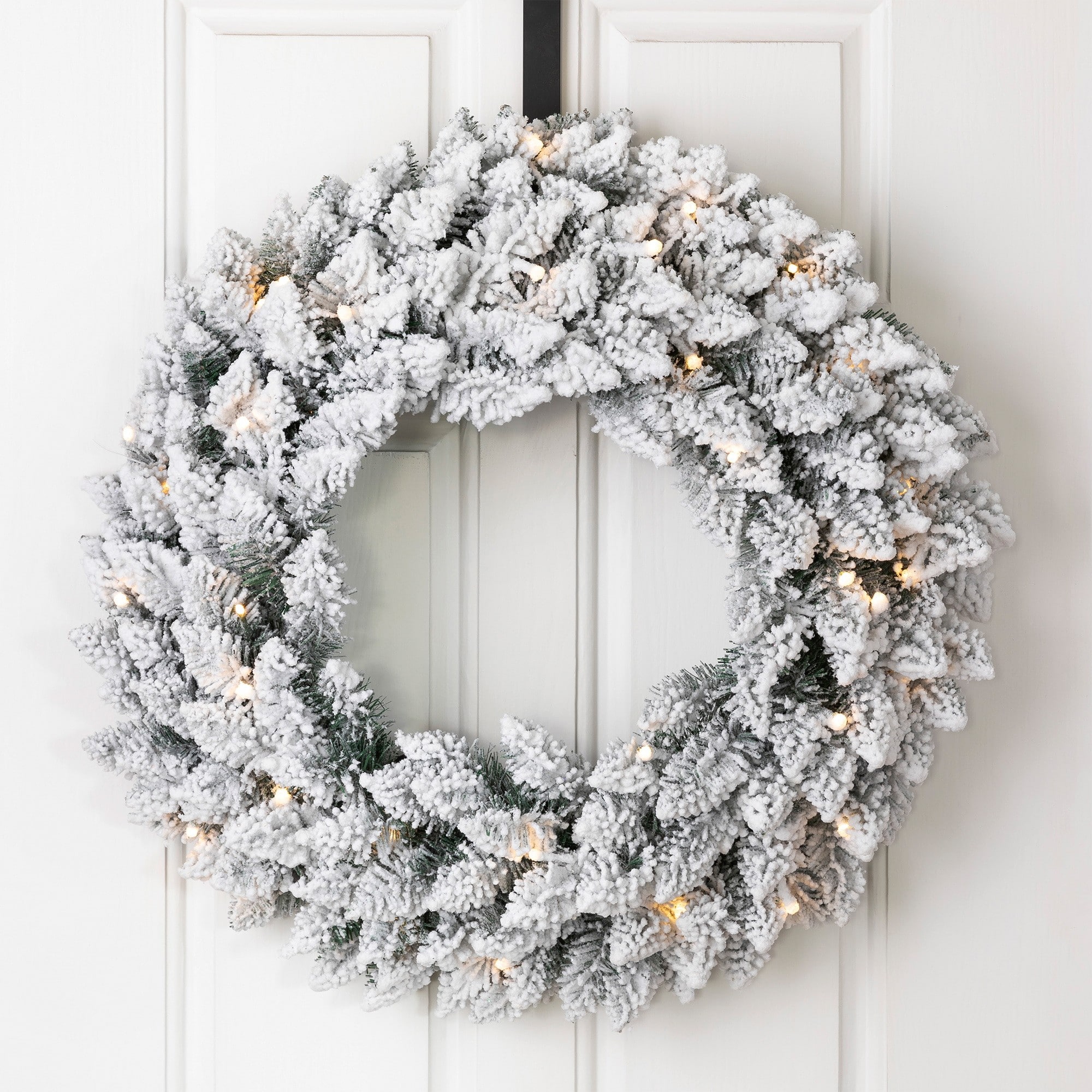 Glitzhome&#xAE; 24&#x22; LED Snow Flocked Christmas Wreath