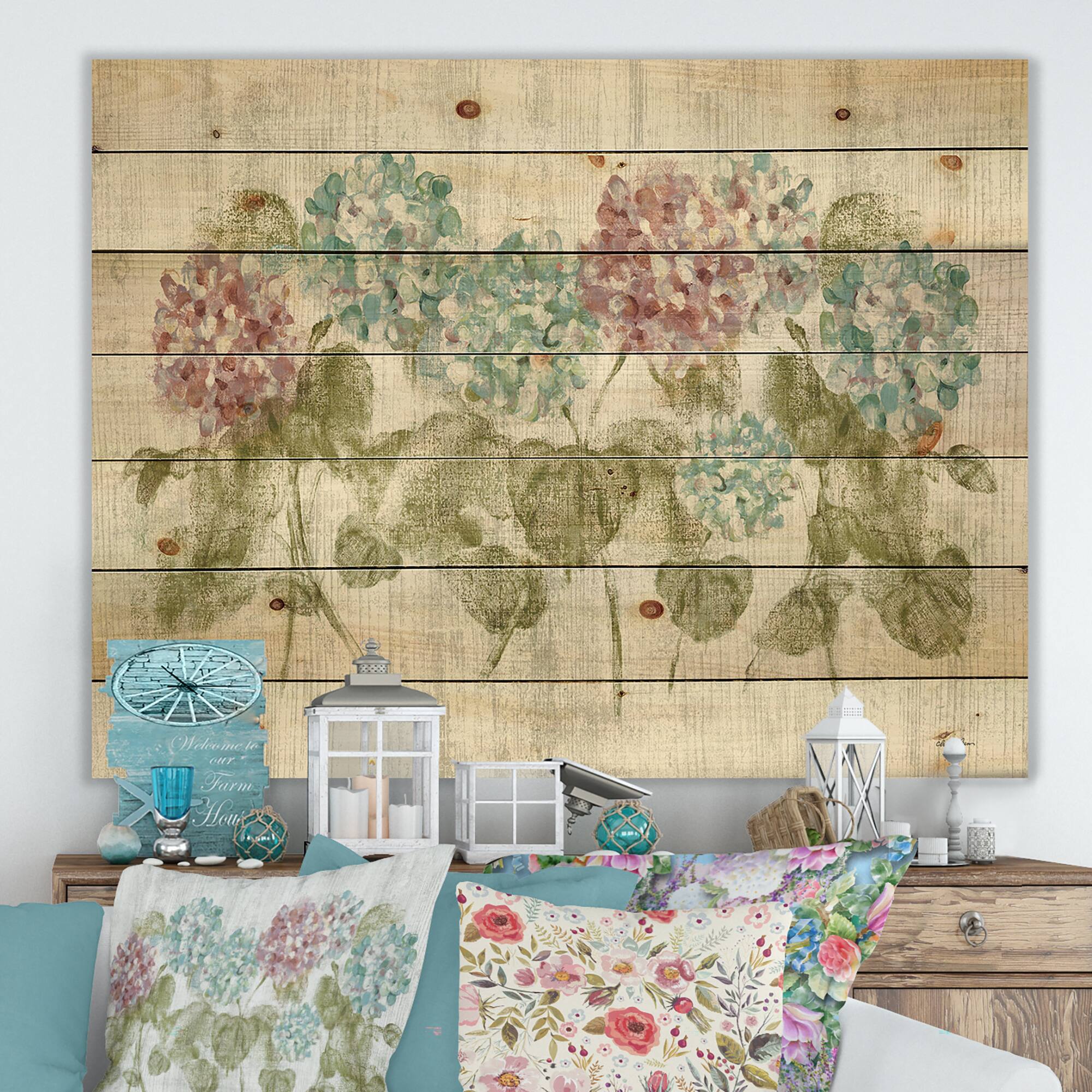 Designart - Red and Blue Vibrant Hydrangea Flowers - Cabin &#x26; Lodge Print on Natural Pine Wood