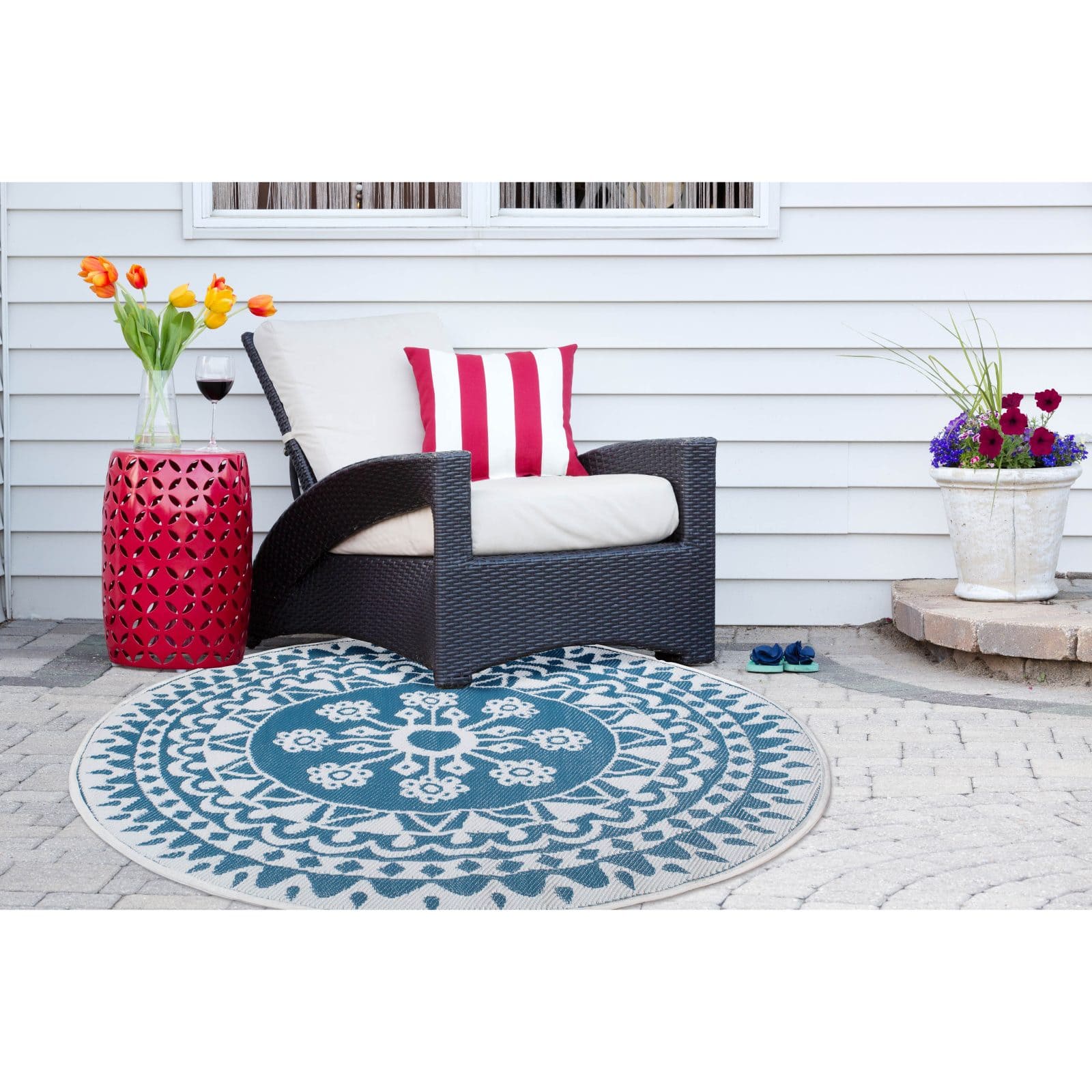 DII&#xAE; Round Blue Floral Outdoor Rug, 5ft.