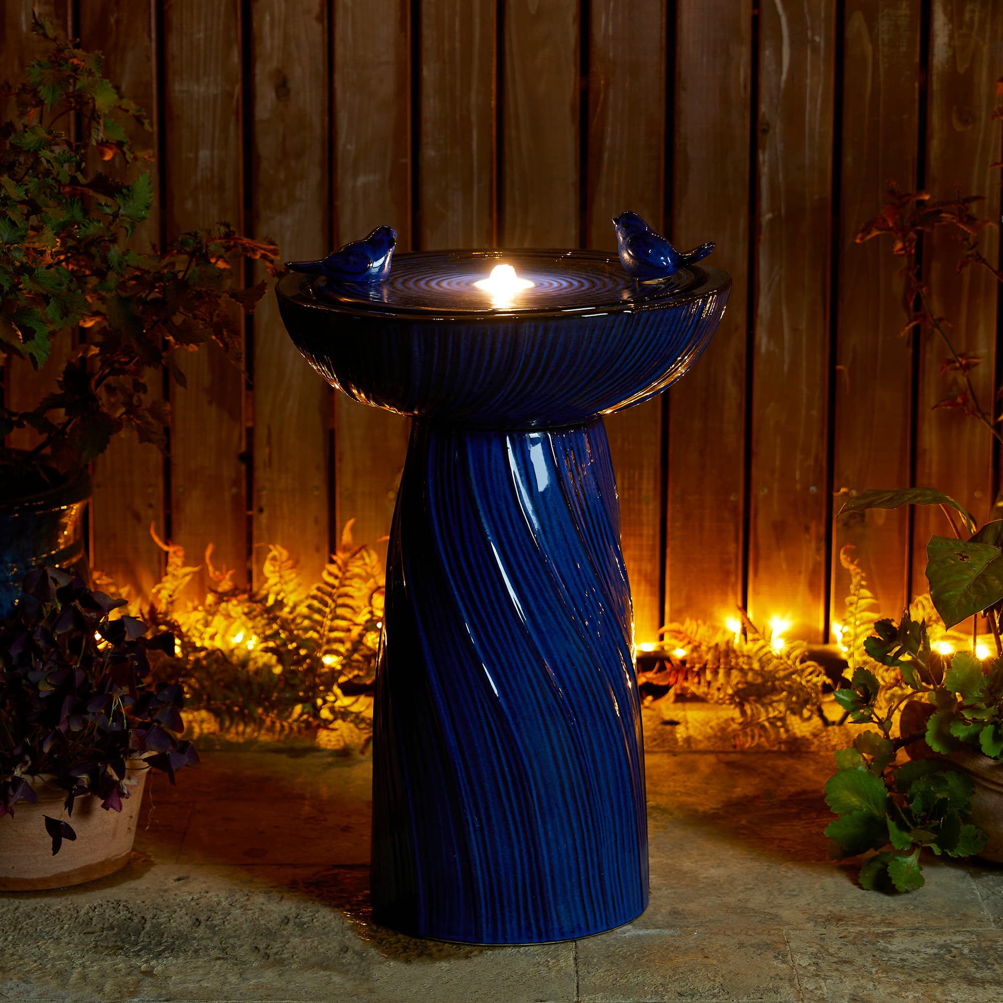 Glitzhome&#xAE; 24.75&#x22; LED Cobalt Blue Twist Ceramic Birdbath Outdoor Floor Fountain