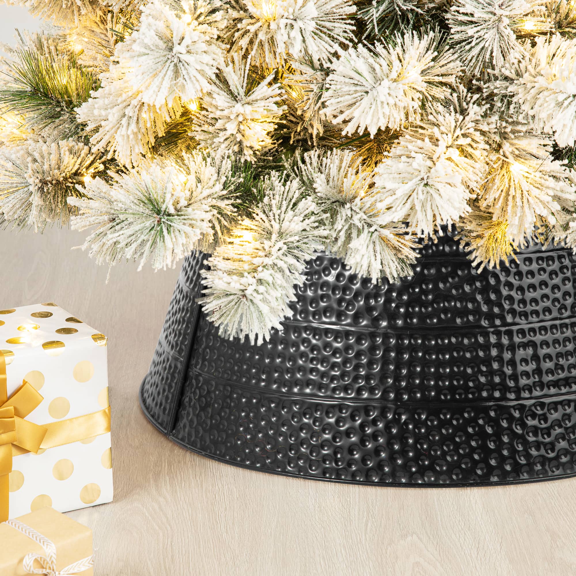 Glitzhome® 22" Hammered Metal Tree Collar