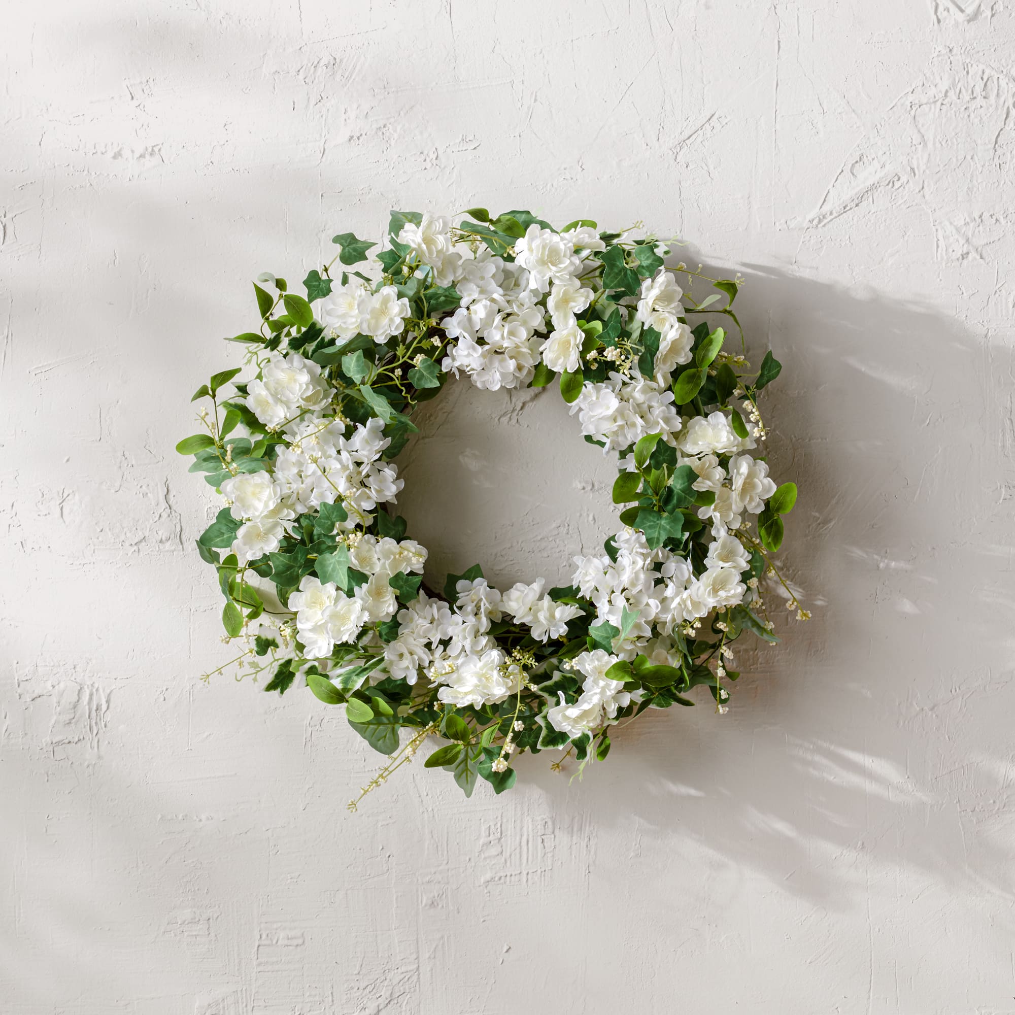 22&#x22; White Hydrangea &#x26; Ivy Leaf Wreath