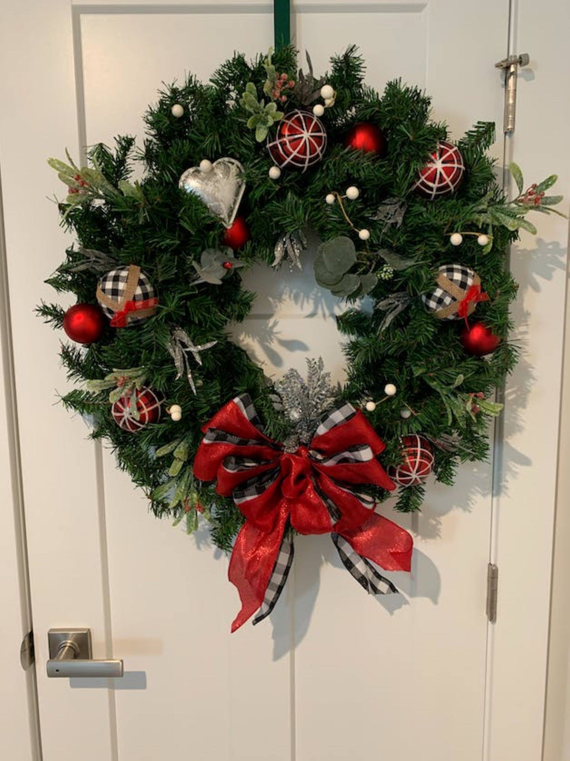 20&#x22; Canadian Pine Artificial Christmas Wreath