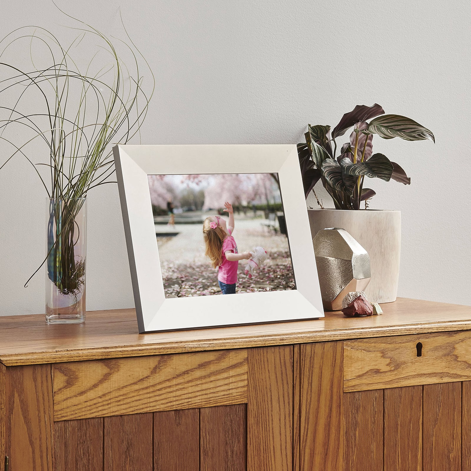 Aura Frames Sawyer White 11" x 9" Digital Photo Frame