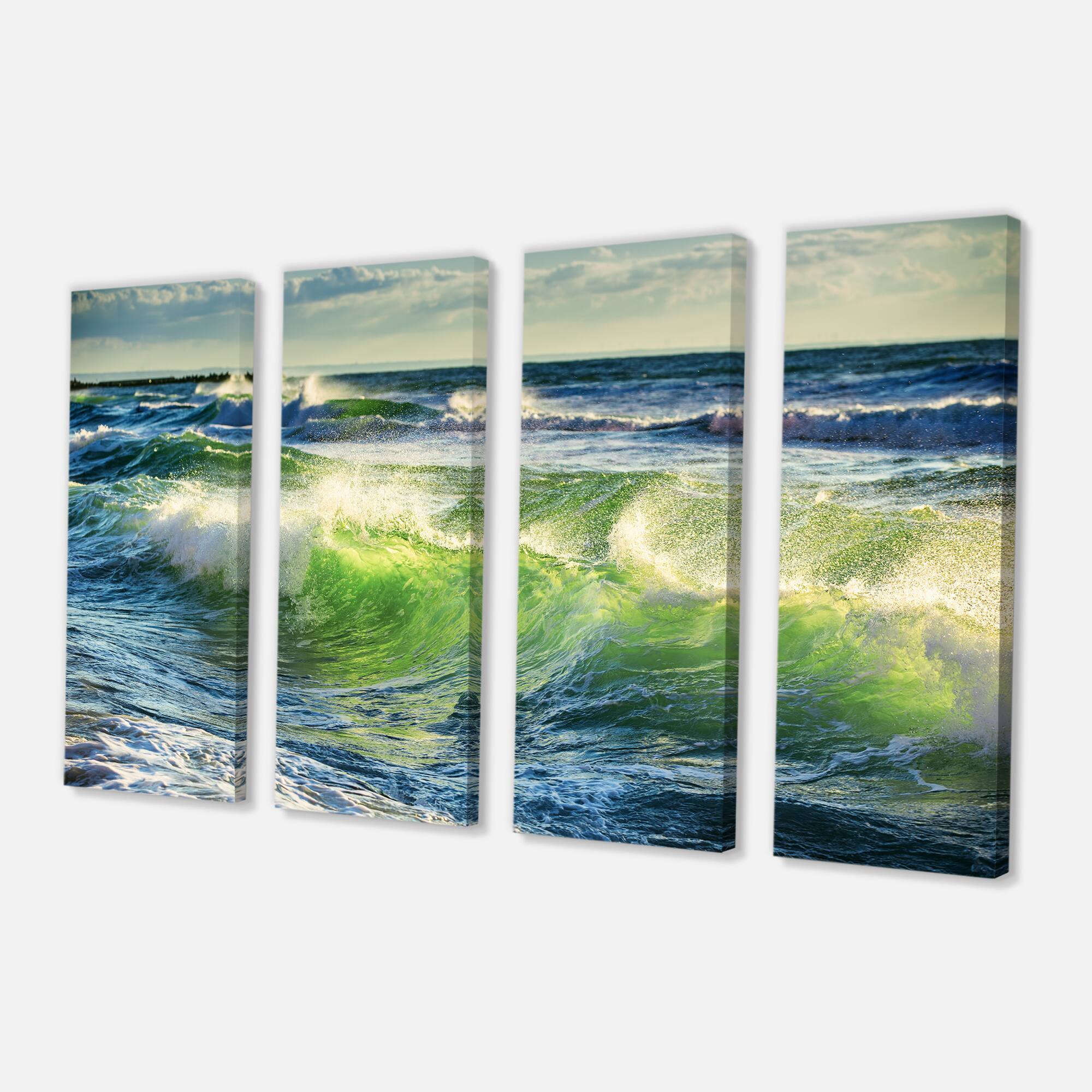 Designart - Sunrise and Shining Waves in Ocean