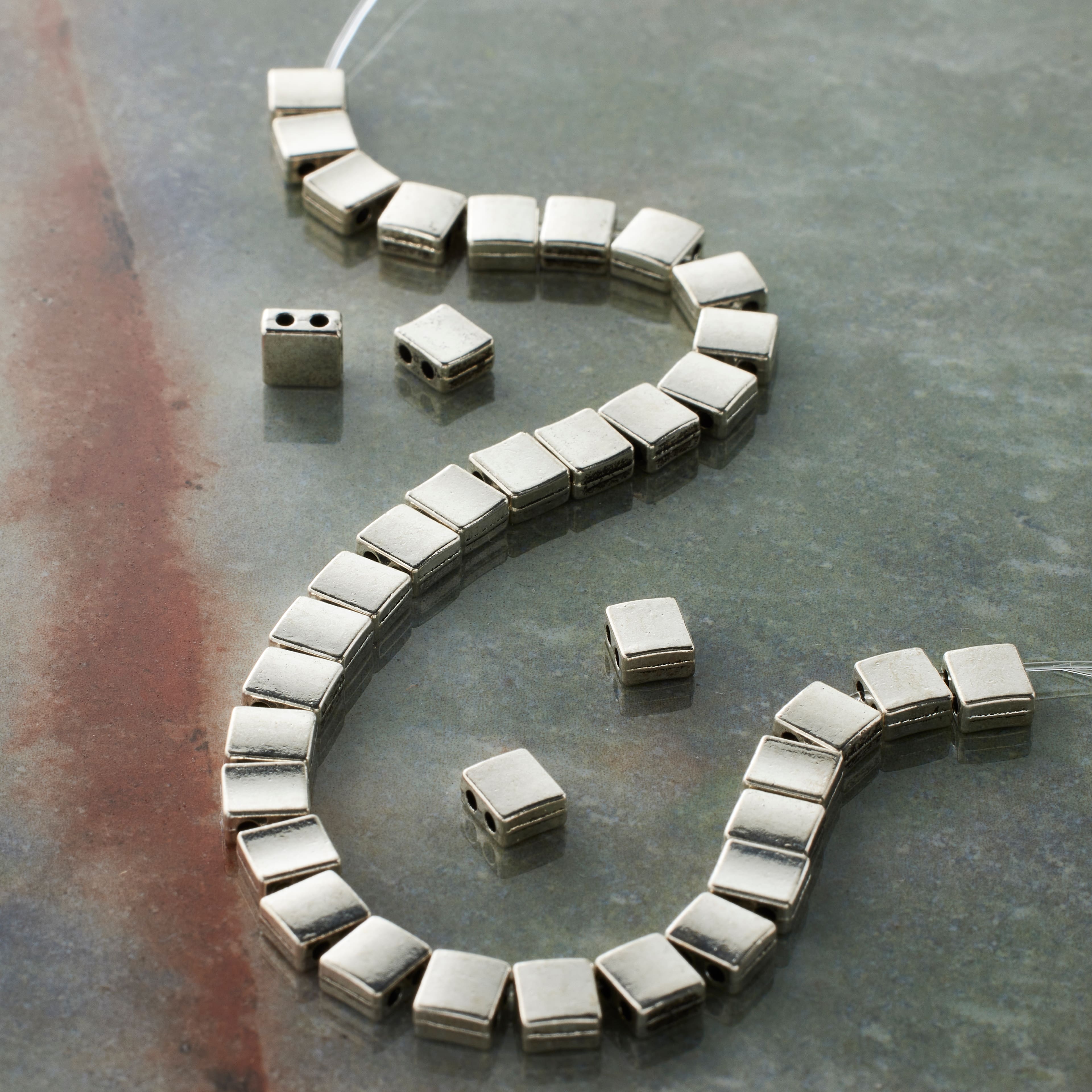 Perles carrées à deux trous en métal couleur argent antique de 5 mm de Bead Landing