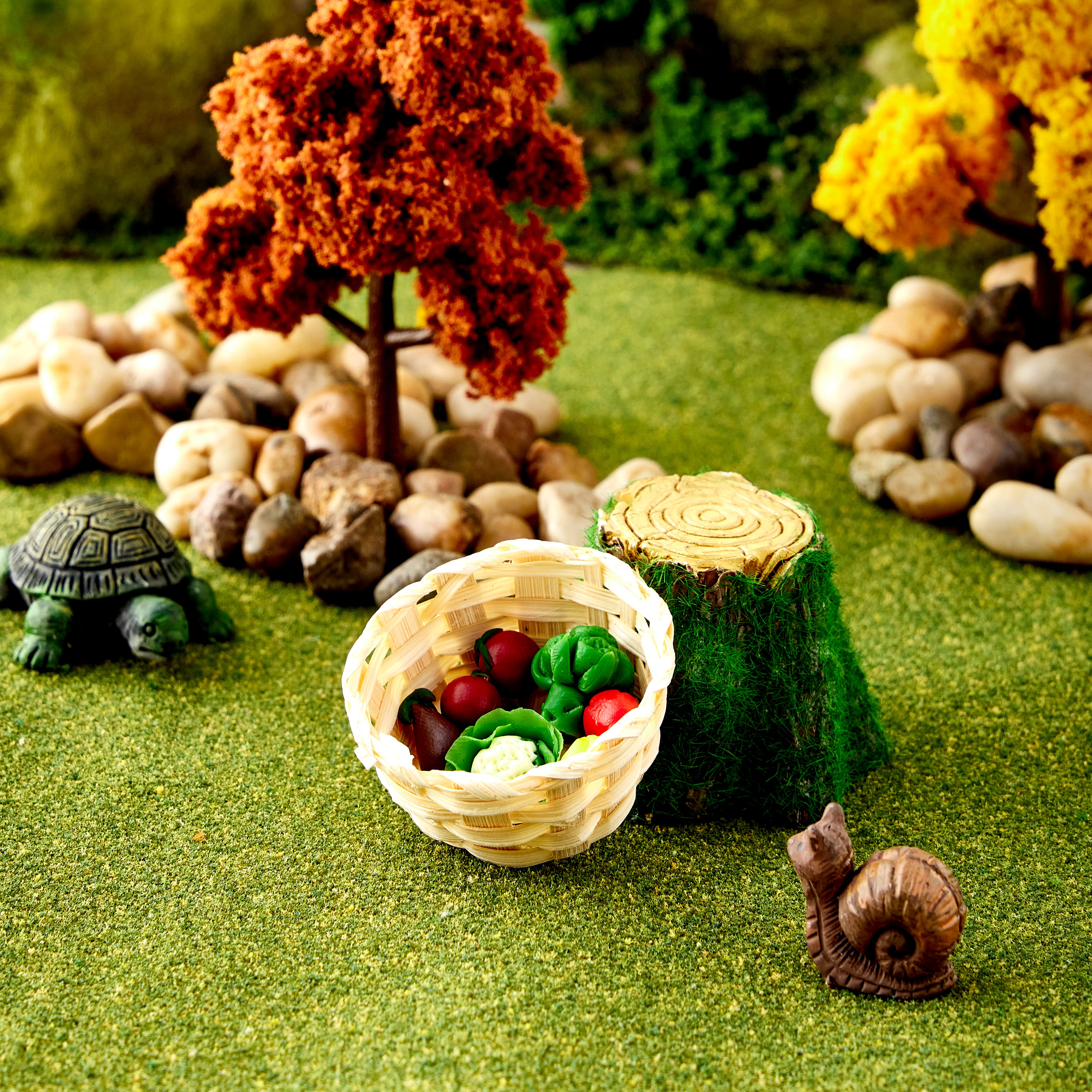 Miniatures Straw Round Basket by Make Market&#xAE;