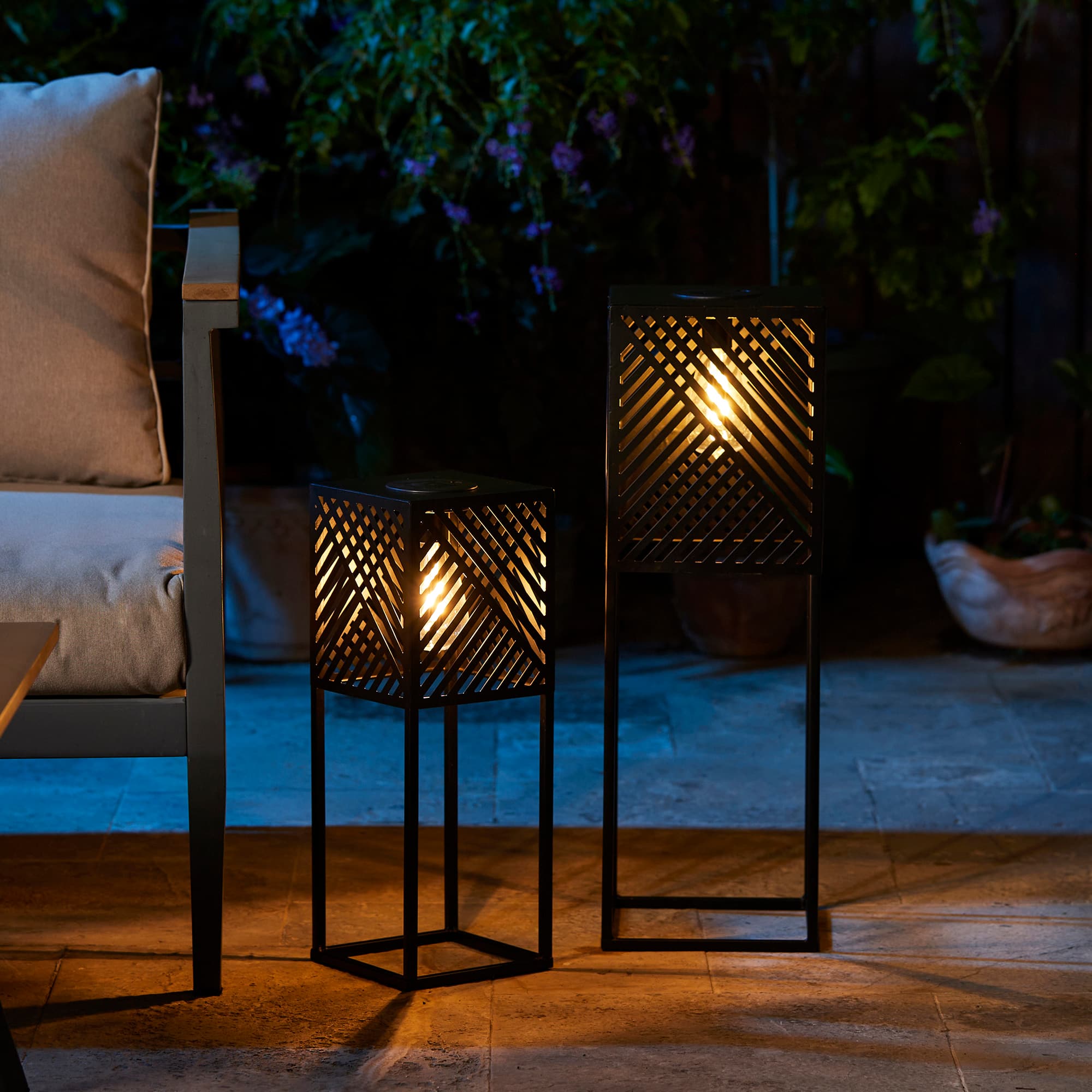 Glitzhome&#xAE; Black Metal Stripes Geometric Solar Powered Edison Bulb Outdoor Lantern Set