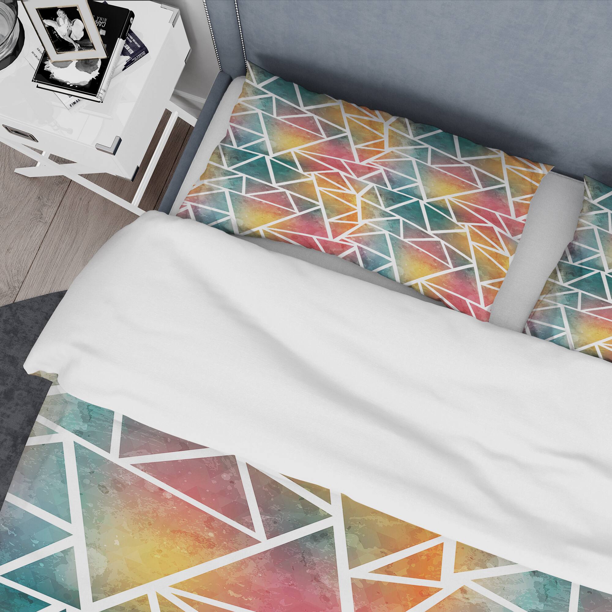 Designart 'Colored Triangle Pattern with Grunge Effect' Modern Bedding Set - Duvet Cover & Shams