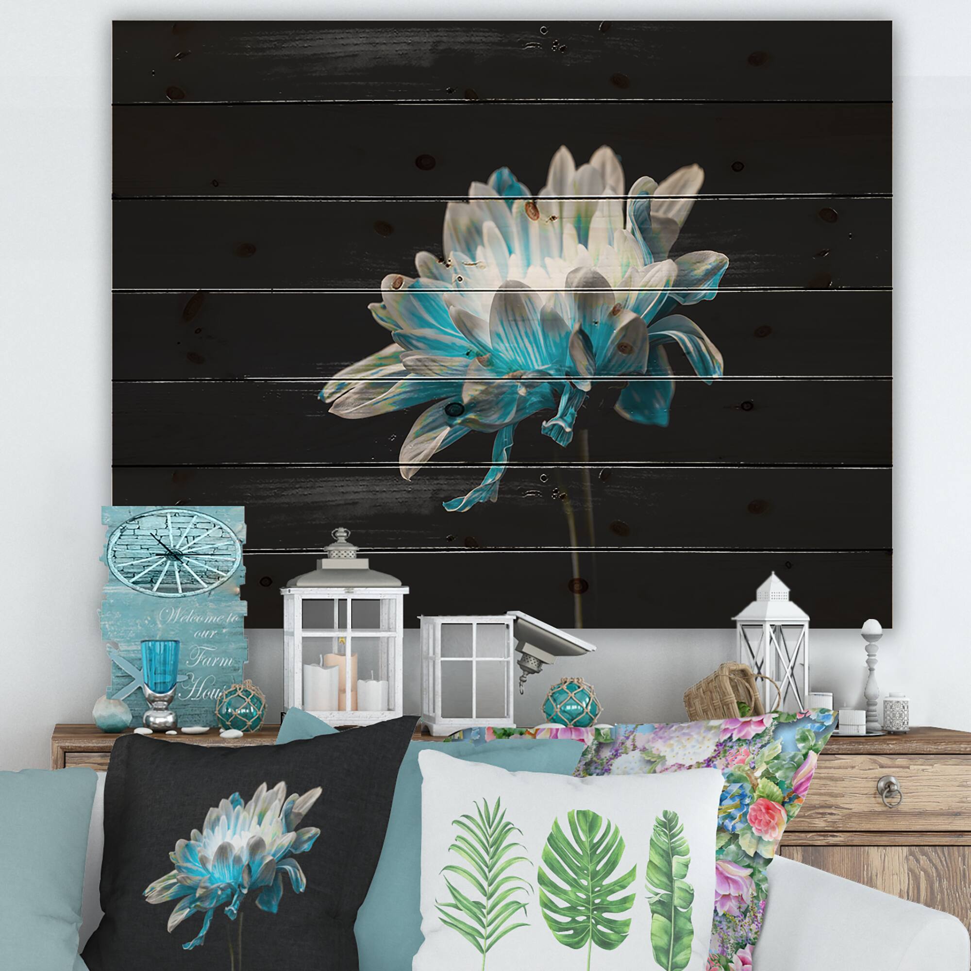 Designart - Close Up Of Pure Blue and White Daisy Flower I - Traditional Print on Natural Pine Wood