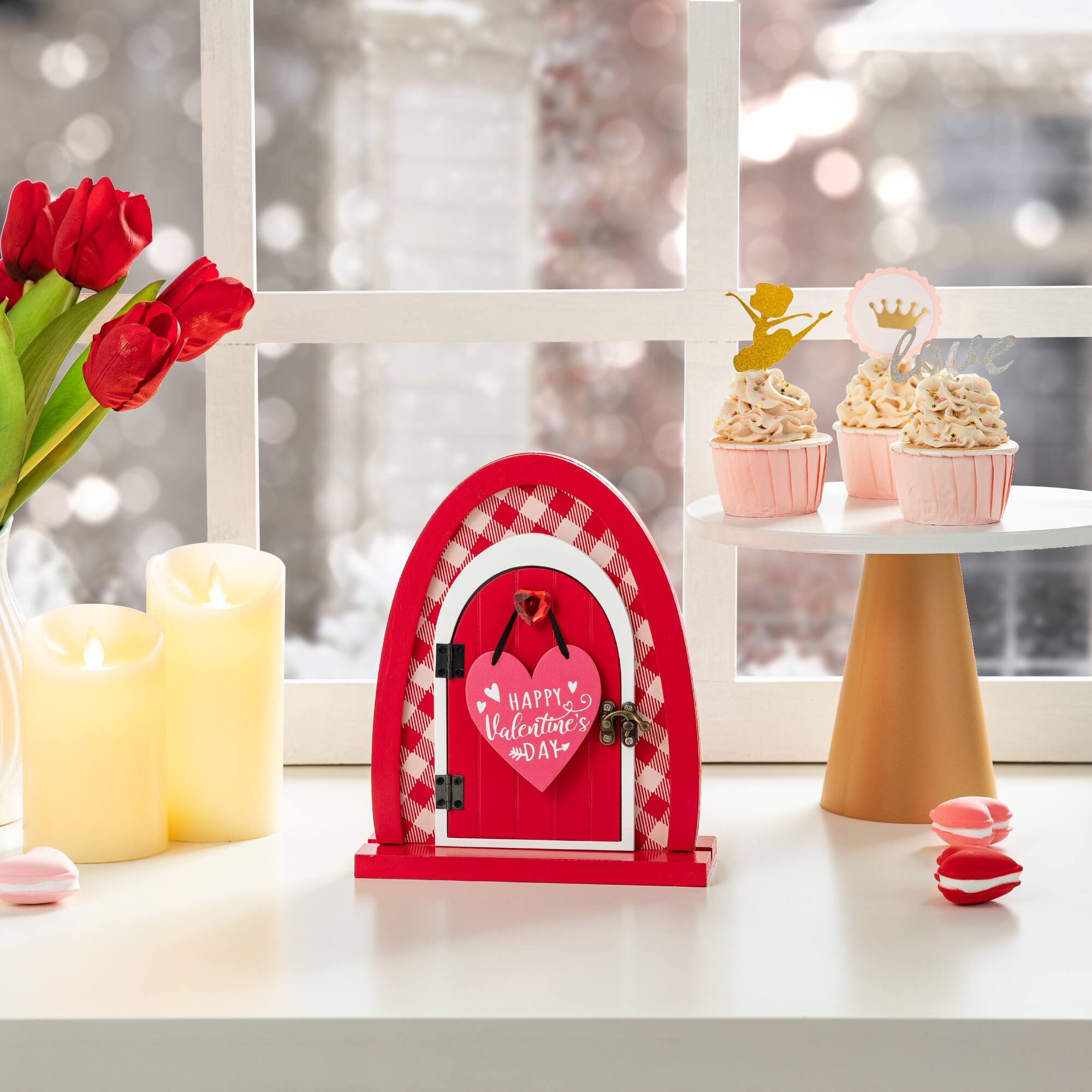Glitzhome&#xAE; 8.5&#x22; Valentine&#x27;s Wooden Door-Shaped Photo Frame Table D&#xE9;cor