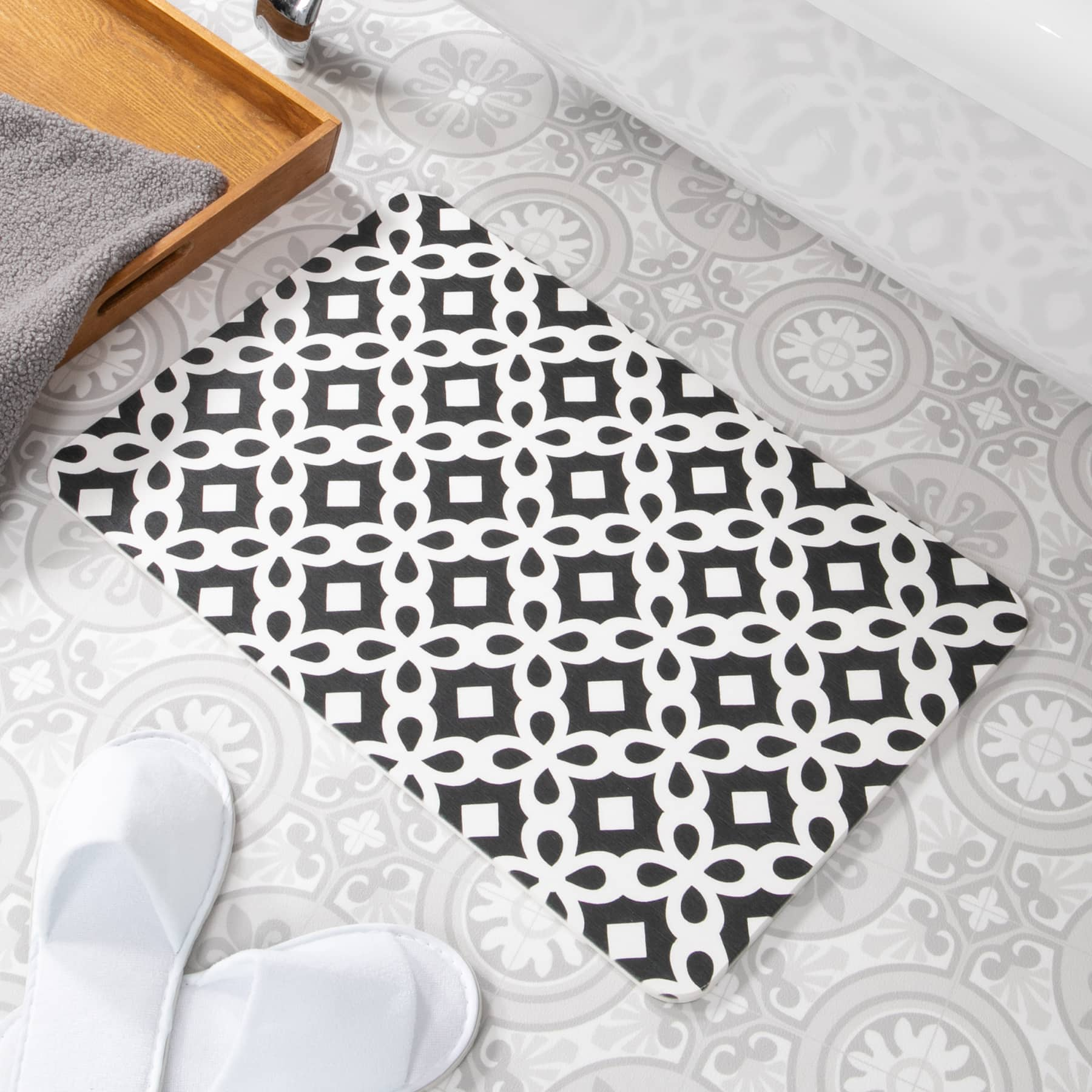 Artsy Mats Black Quatrefoil White Stone Non-Slip Bath Mat