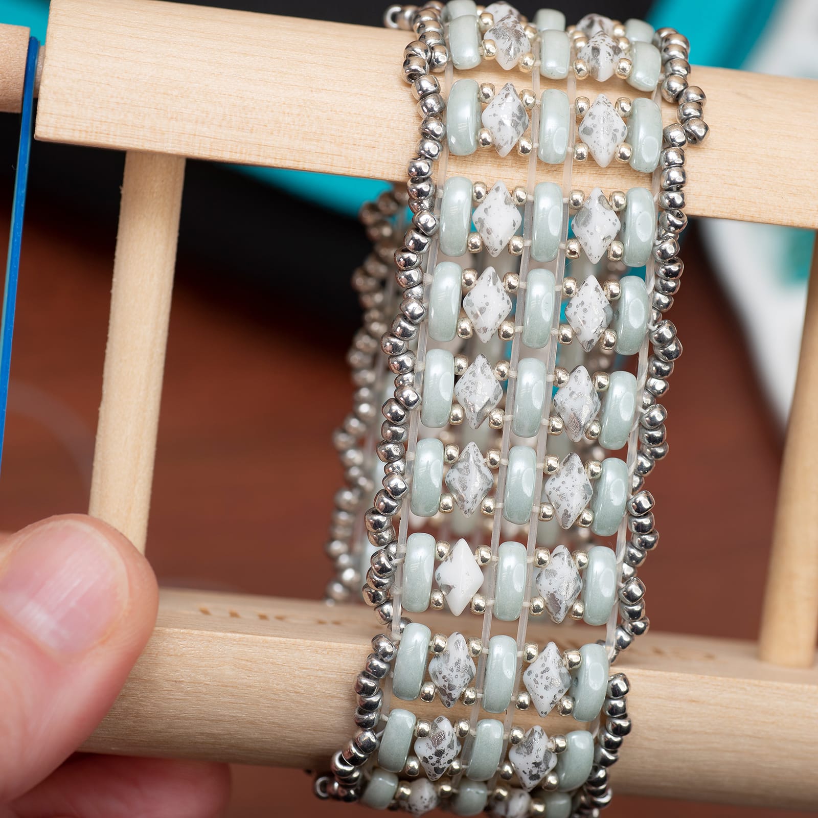 Making Endless Loom Stretch Bracelets