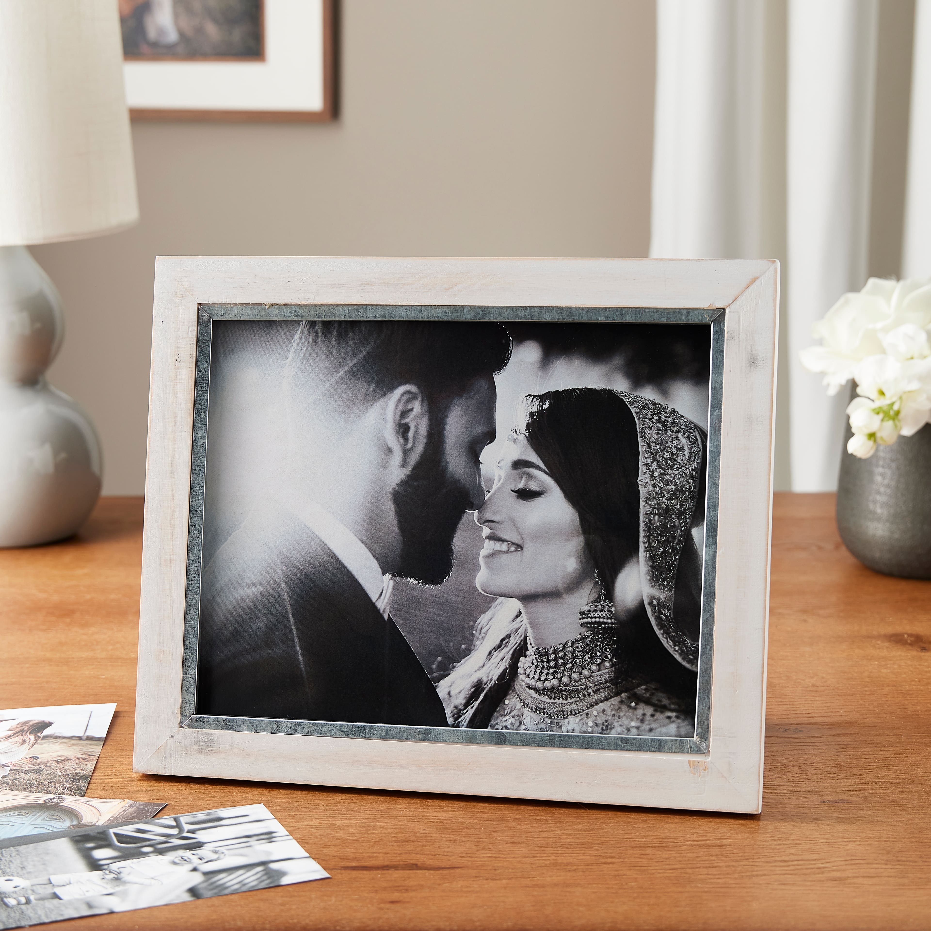 Cadre blanc avec bordure argentée de 8" x 10" Expressions de Studio Décor