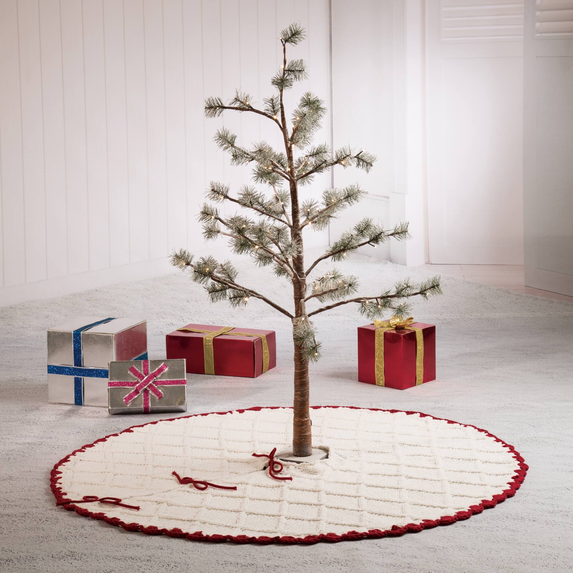 Glitzhome&#xAE; 52&#x22; Knitted White Christmas Tree Skirt with Red Trim &#x26; Pom Pom