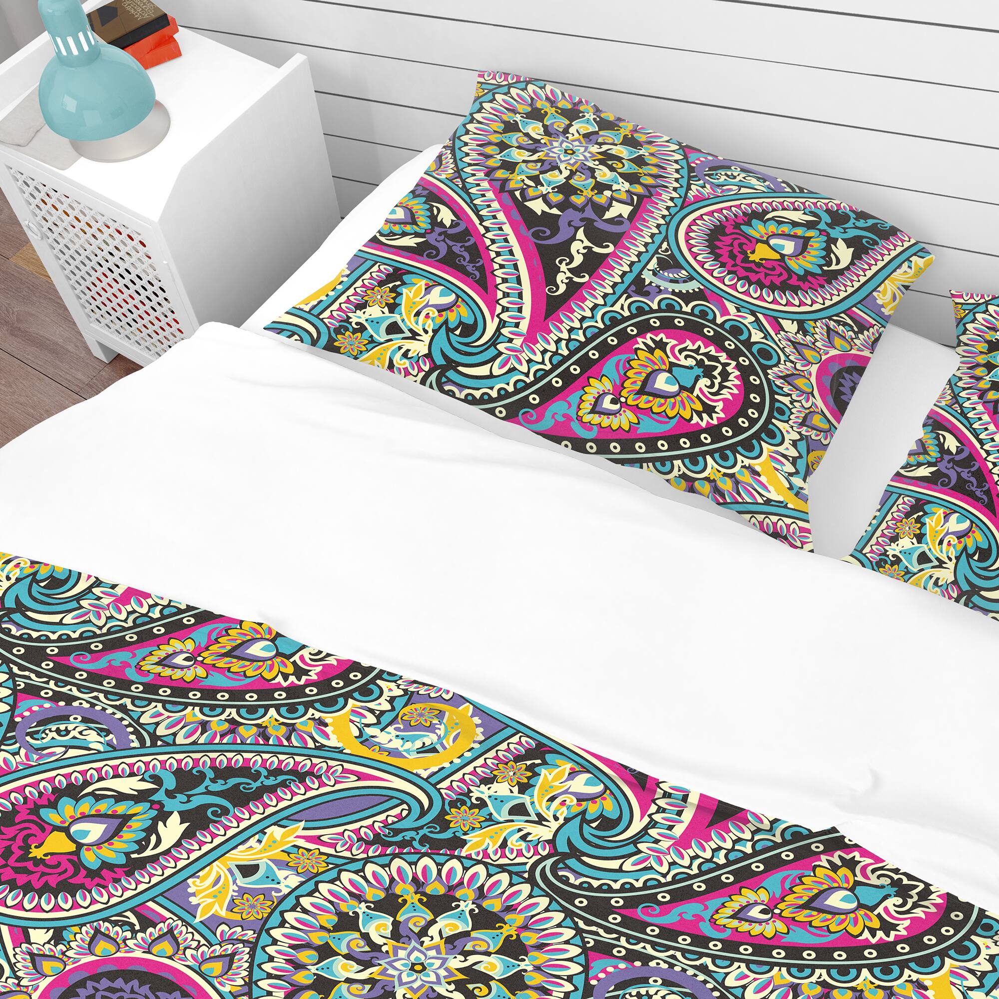 Designart 'Pattern Based on Traditional Asian Elements Paisley' Vintage Bedding Set - Duvet Cover & Shams