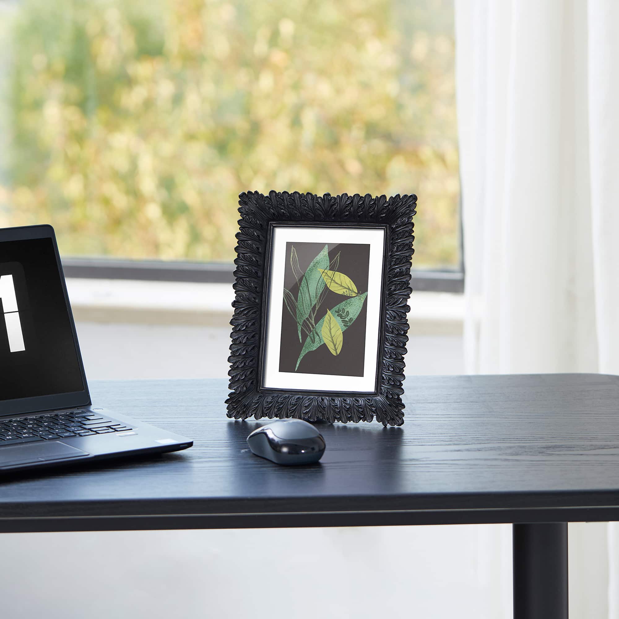 Glitzhome&#xAE; 5&#x22; x 7&#x22; Black Scoop abletop Picture Frame