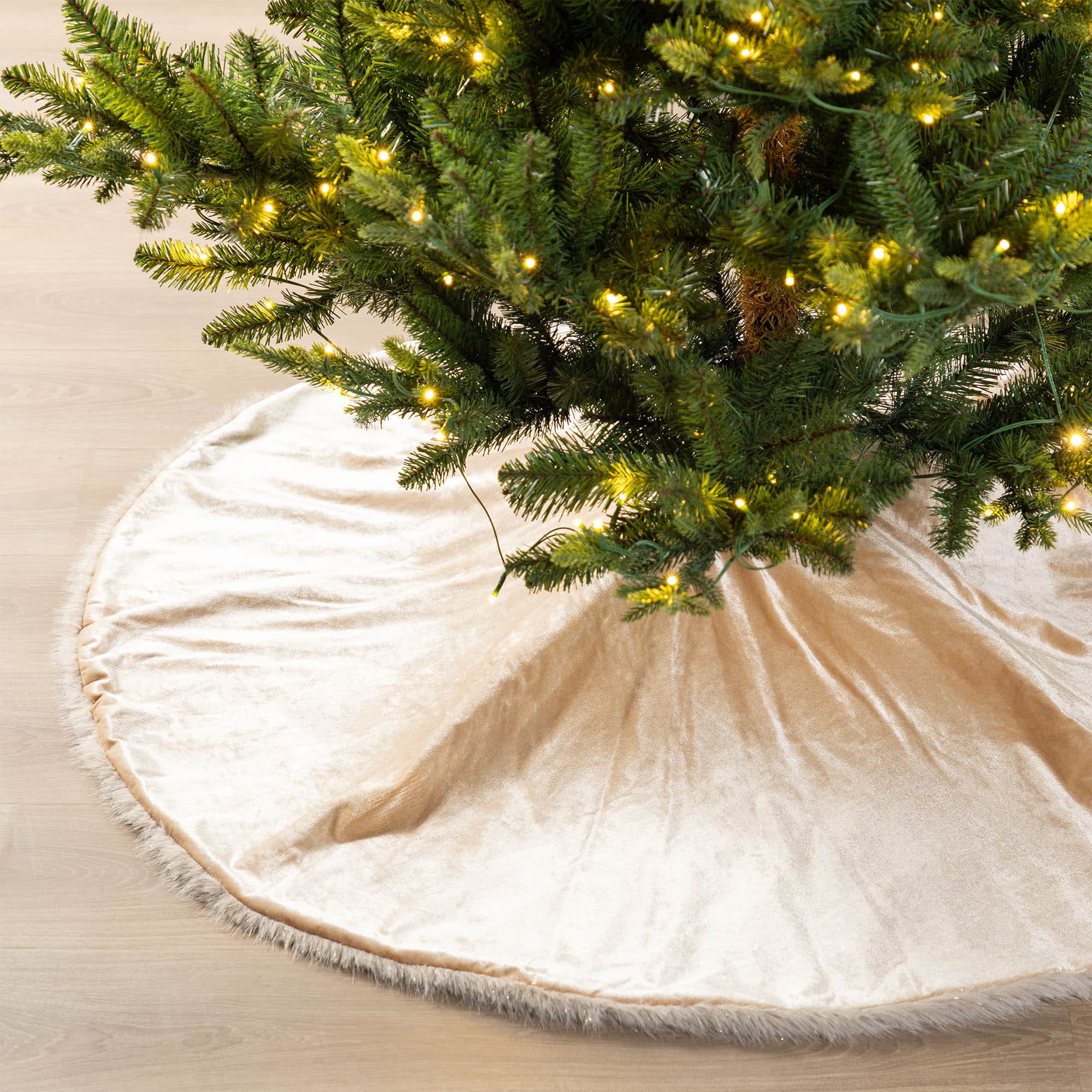 Glitzhome&#xAE; 48&#x22;D Reversible Faux Fox Fur Christmas Tree Skirt