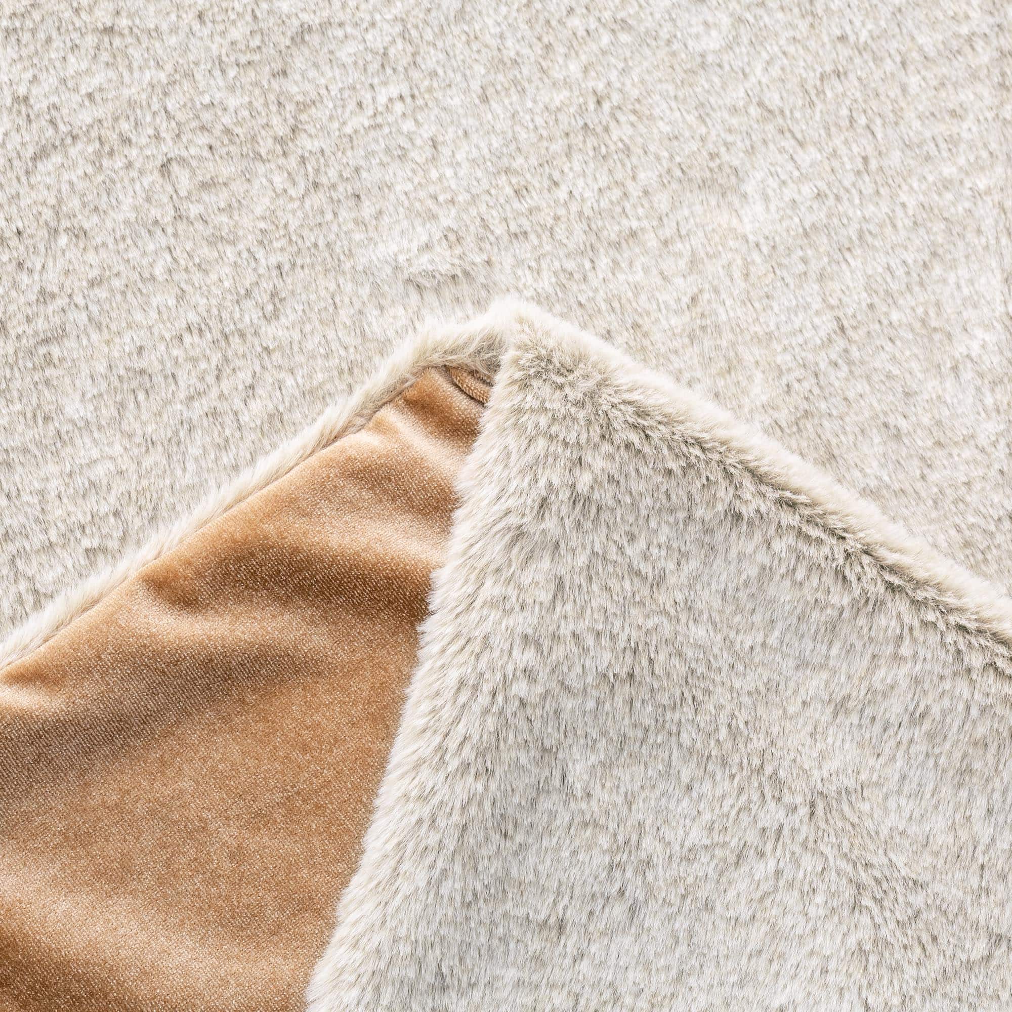 Glitzhome&#xAE; 60&#x22; Milk Coffee Reversible Faux Rabbit Fur/Korean Fleece Christmas Tree Skirt