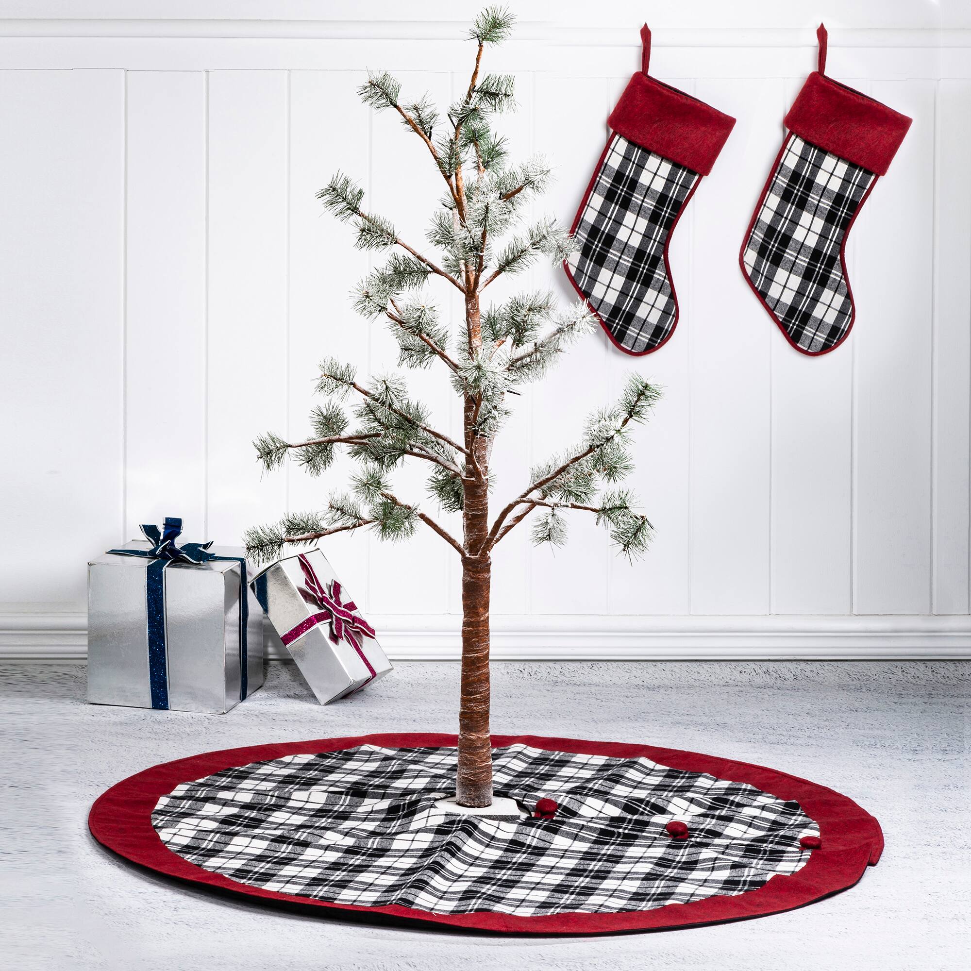 Glitzhome® Black & White Plaid Stockings & Tree Skirt Set