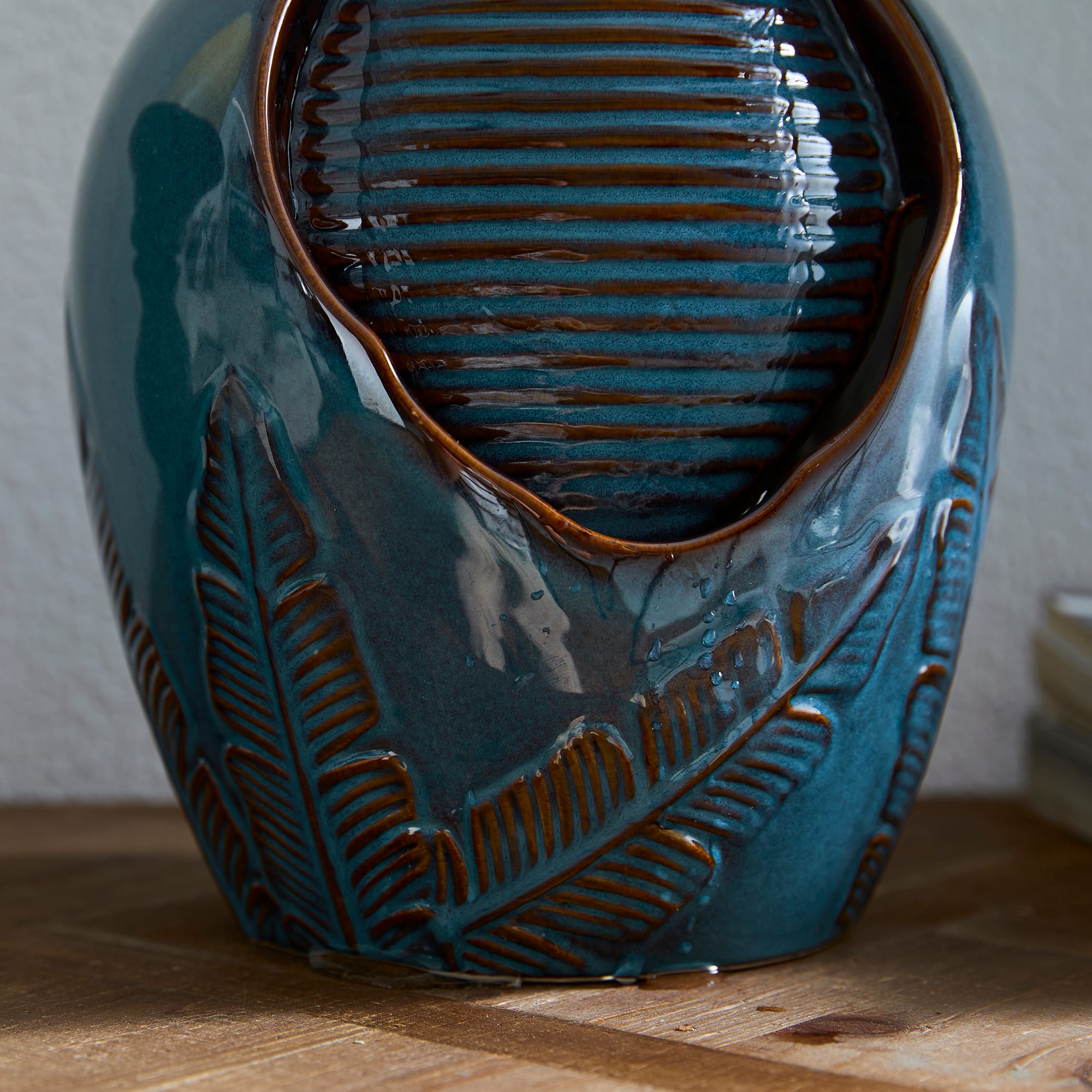 Glitzhome&#xAE; 9.25&#x22; LED Turquoise Leaf Textured Ceramic Jar Tabletop Fountain