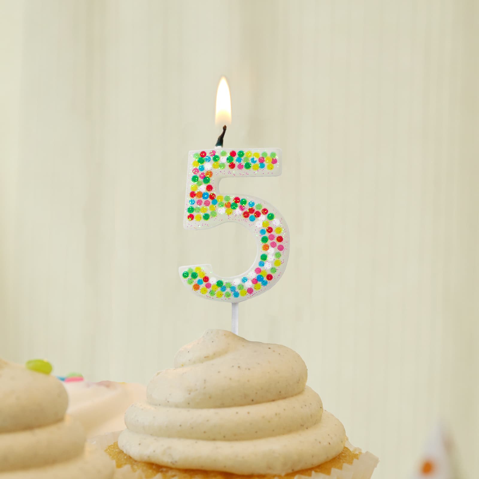 Bougie d’anniversaire en forme de chiffre avec confettis de Celebrate It