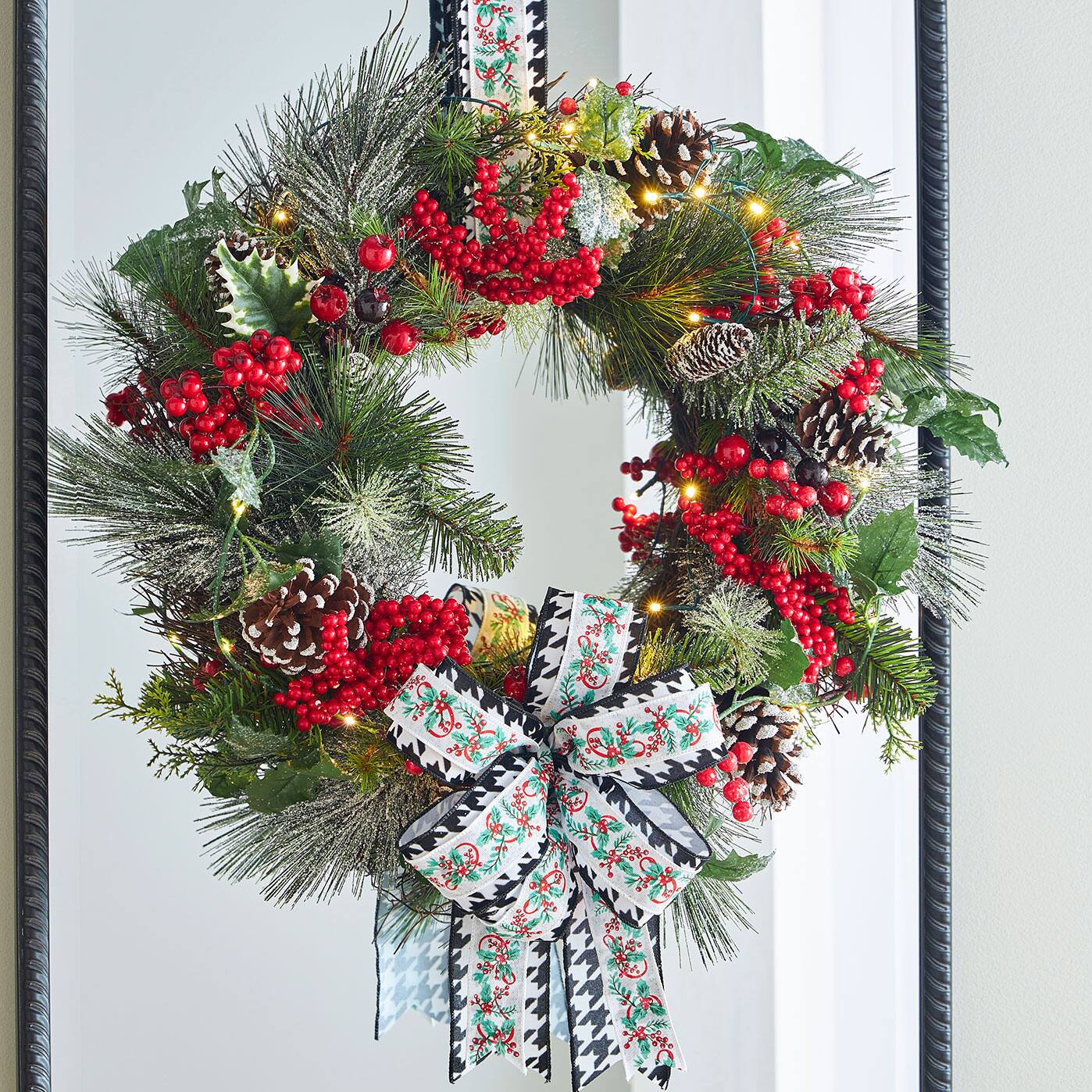 Lit Mistletoe Wreath