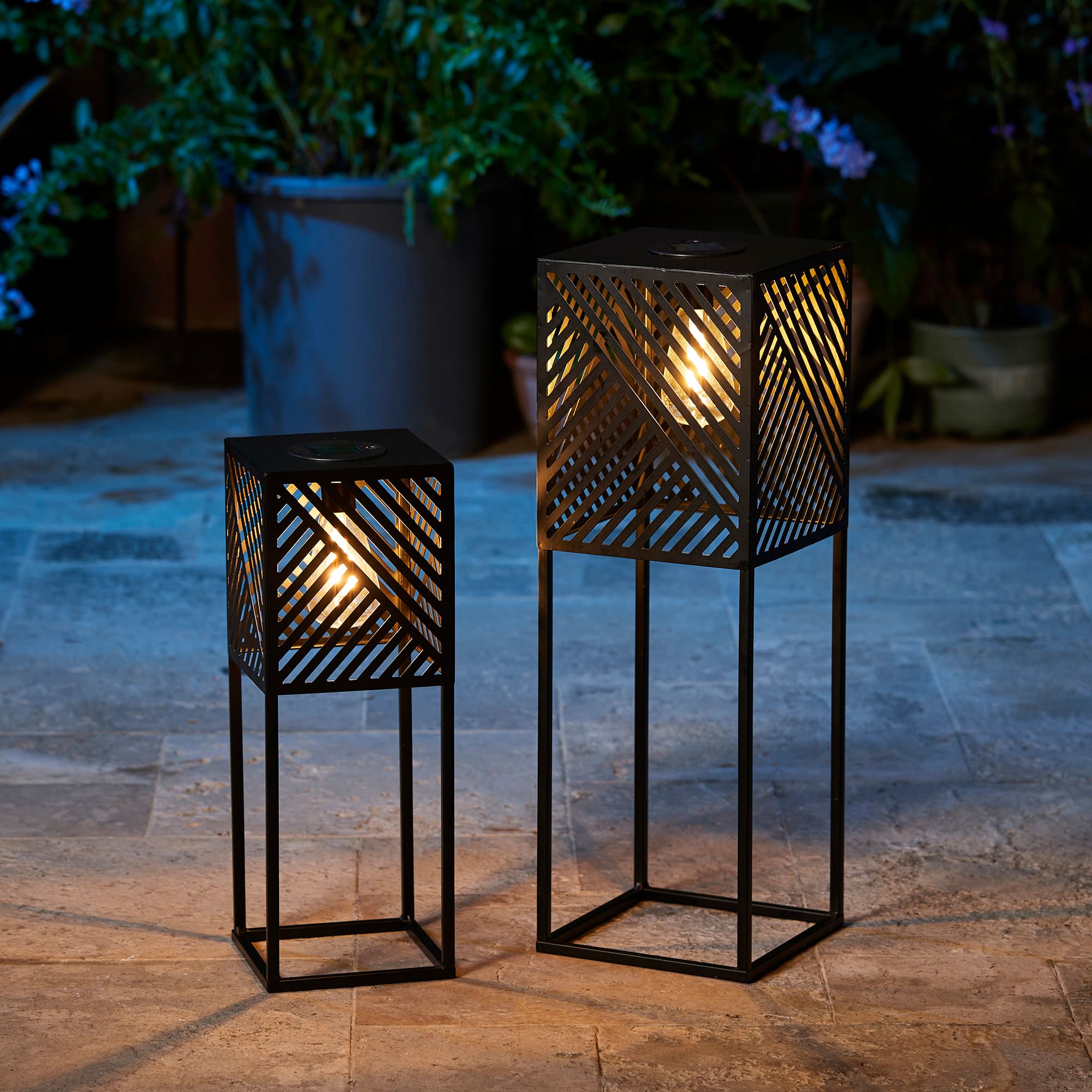 Glitzhome&#xAE; Black Metal Stripes Geometric Solar Powered Edison Bulb Outdoor Lantern Set