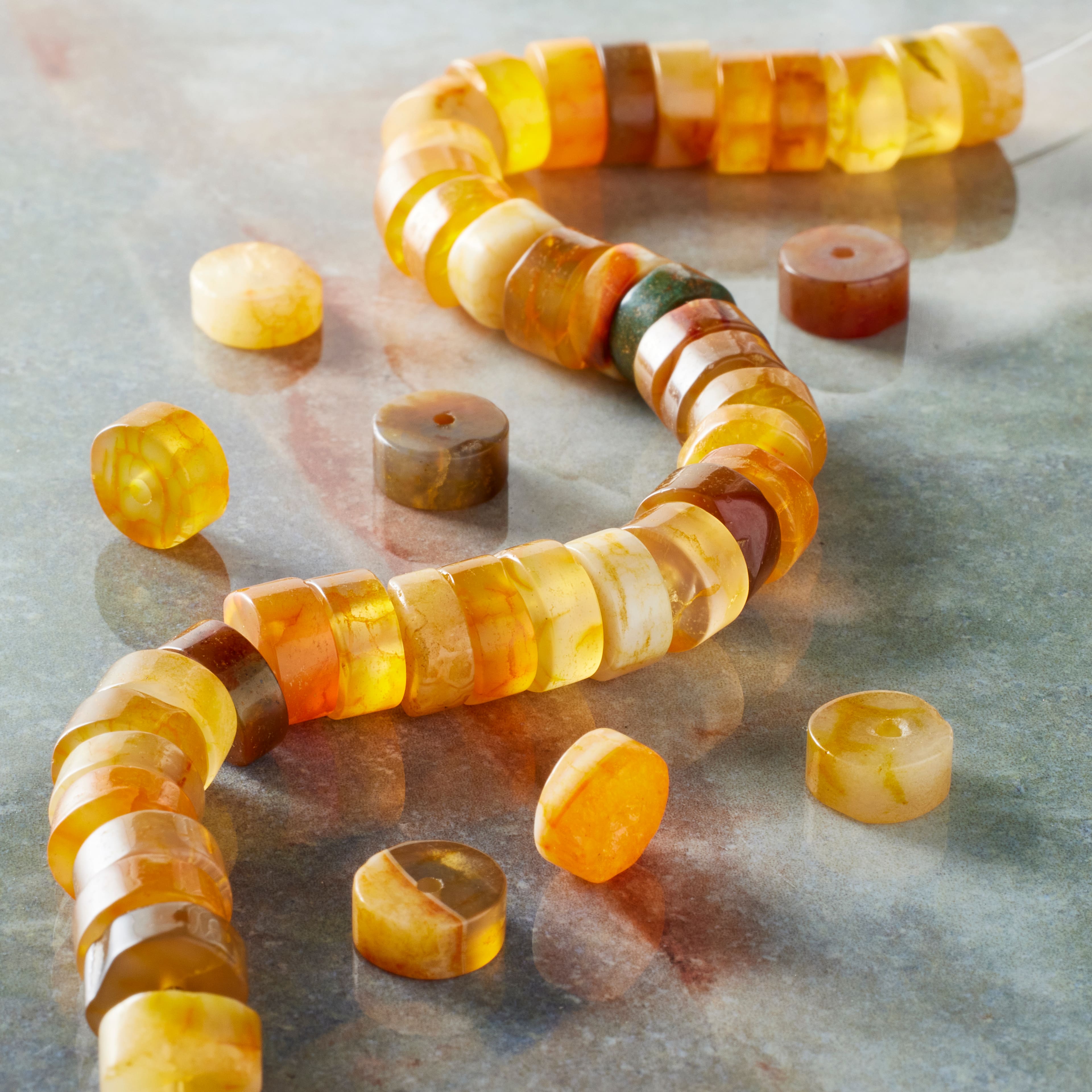 Perles Heishi en agate de feu jaune de Bead Landing
