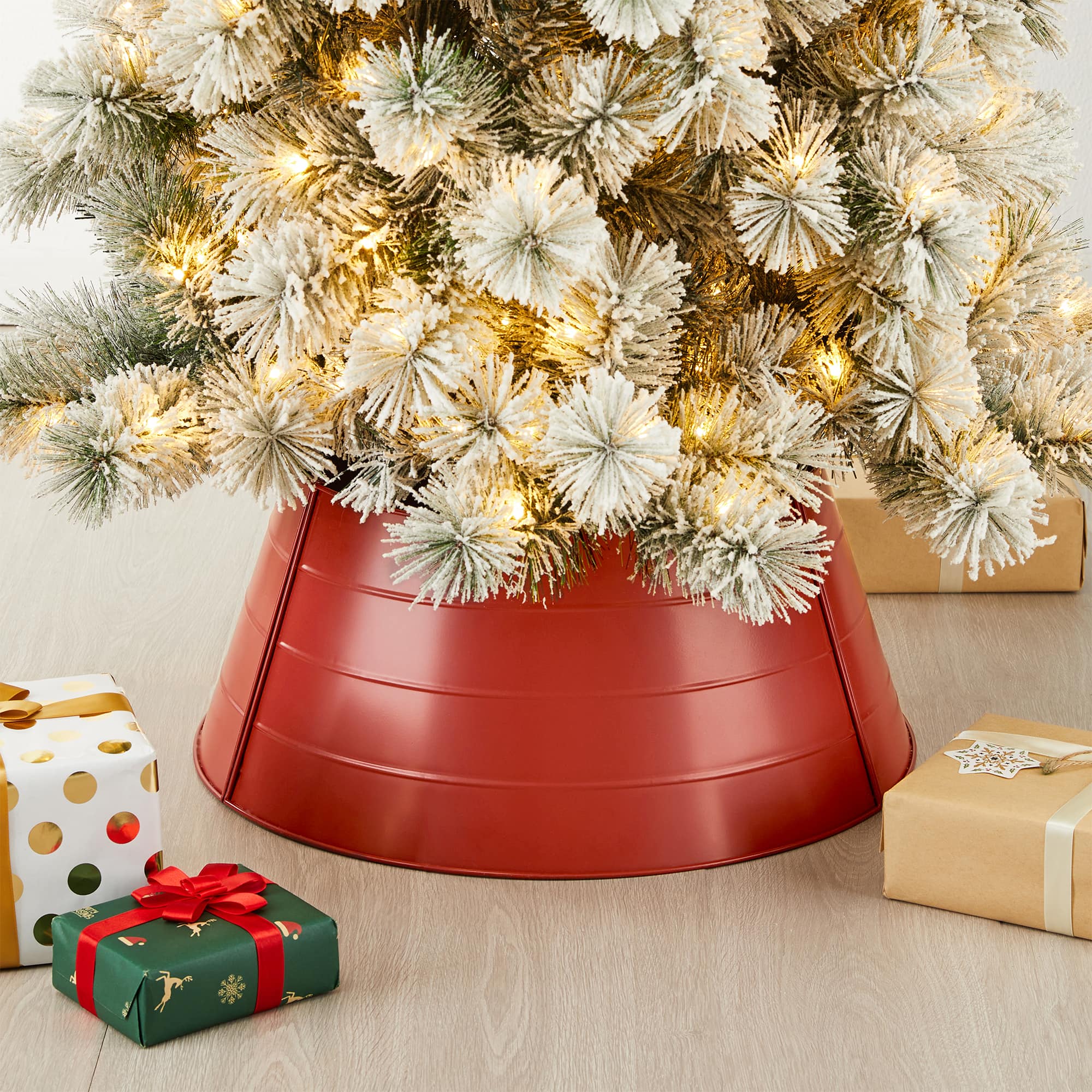 Glitzhome&#xAE; 22&#x22; Christmas Painted Red Metal Tree Collar